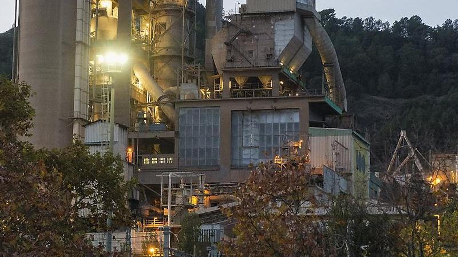 The Lafarge cement plant in Montcada i Reixac. MANOLO GARCÍA