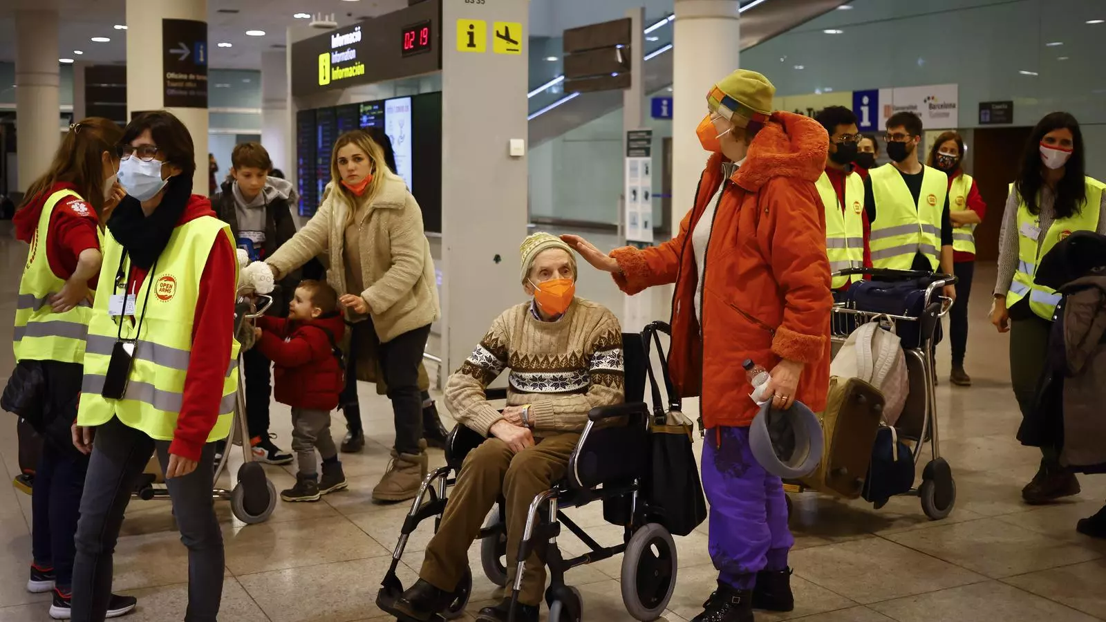 Primer corredor humanitari de refugiats ucrainesos que arriba a Catalunya. 220 persones arriben Aeroport del Prat des de Polonia organitzats per Open Arms. A algunes persones les esperaven coneguts o familiars i la resta dormiran en un espai habilitat per la Creu Roja. El Prat. 12-03-22. Foto de Celia Atset. Diari Ara.
