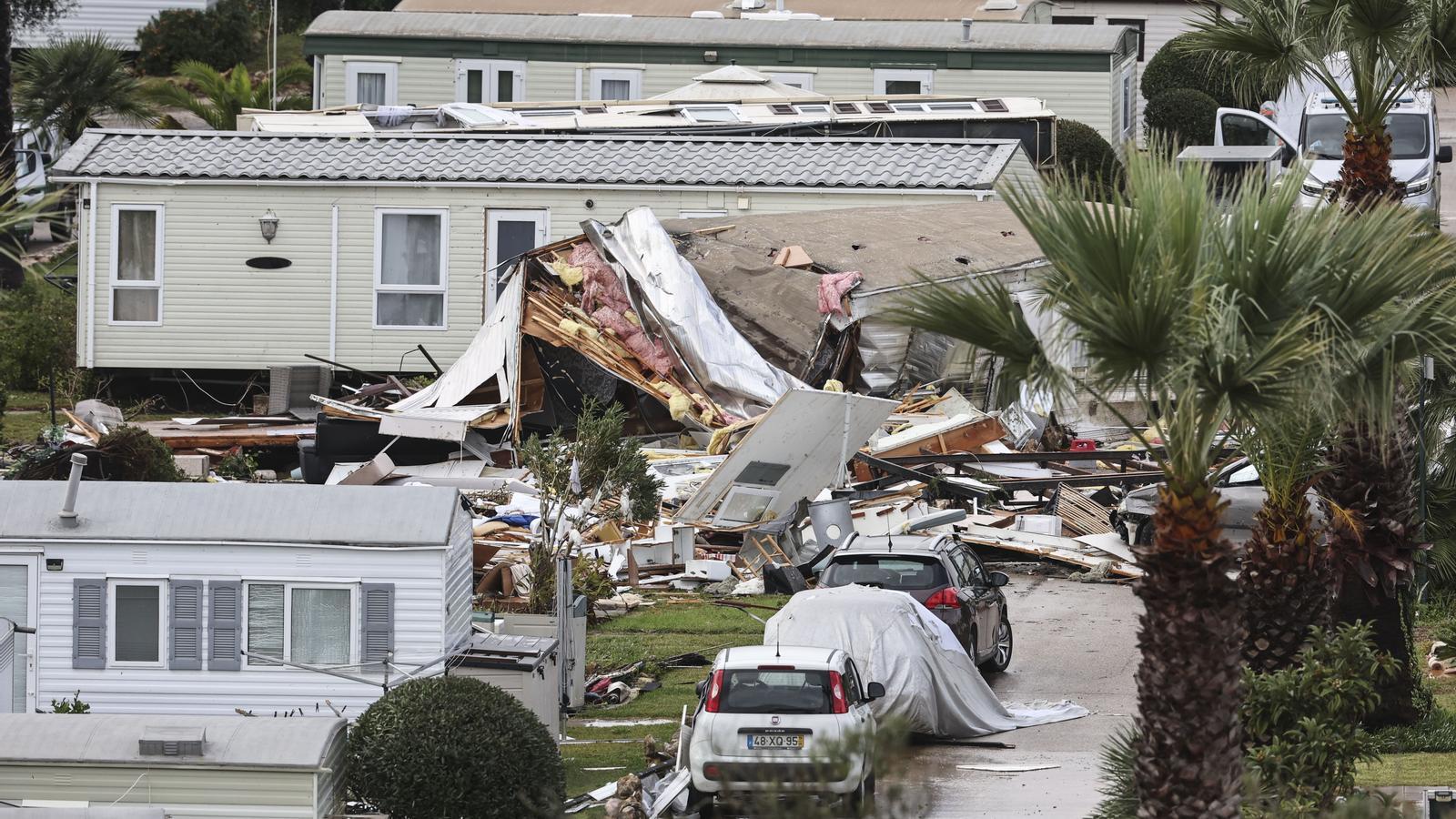 Algunos de los estragos que el fuerte viento ha causado en un camping de la Albufeira