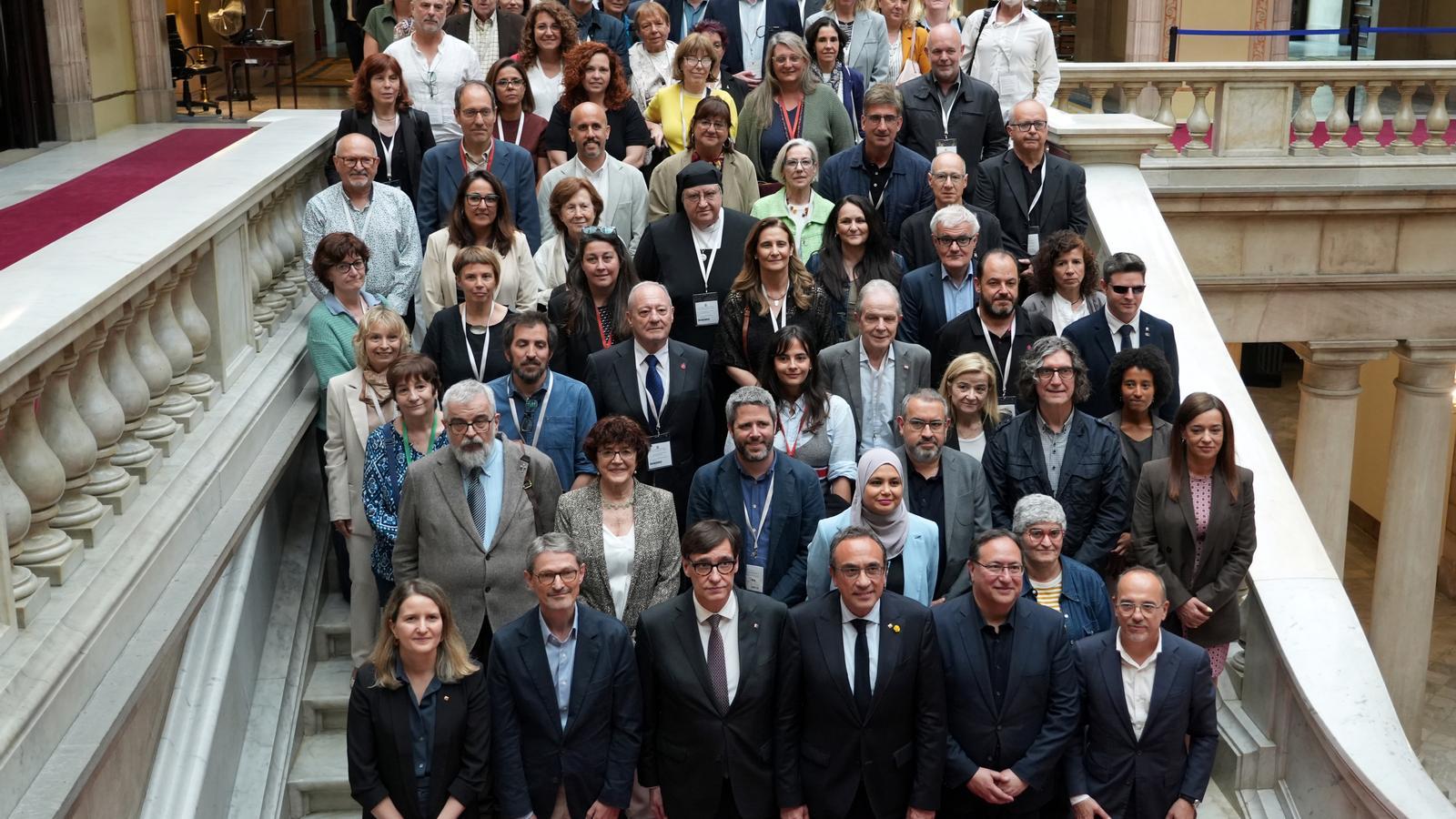 Family photograph of the drivers of the third sector law, with the minister and the heads of the Table and the Confederation at the forefront.