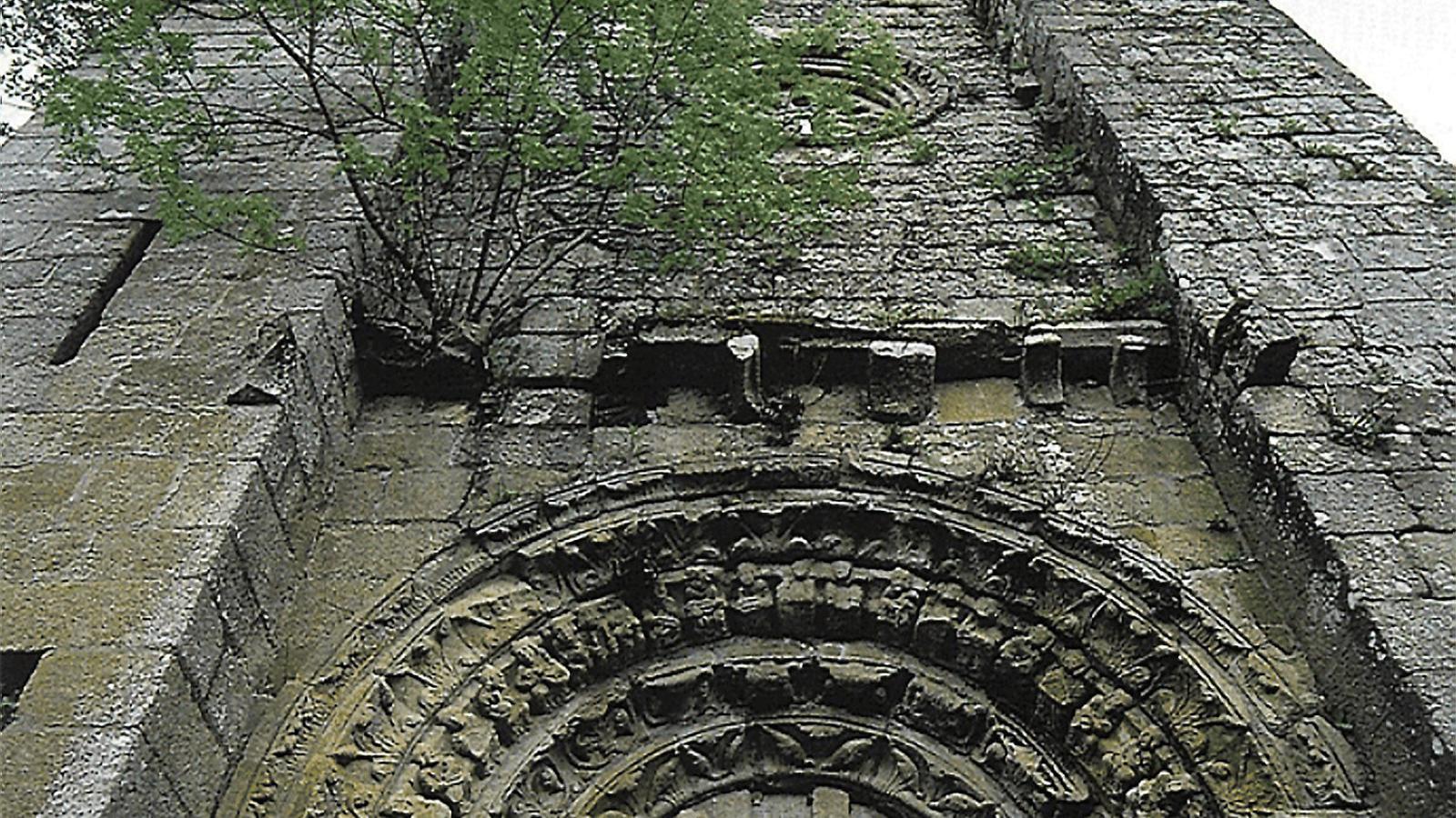 01. La portalada de la iglesia de Carboeiro, emplazamiento original de las piezas. 02. Relieves de un cristo entronizado y de san Lucas de la iglesia de Carboeiro.