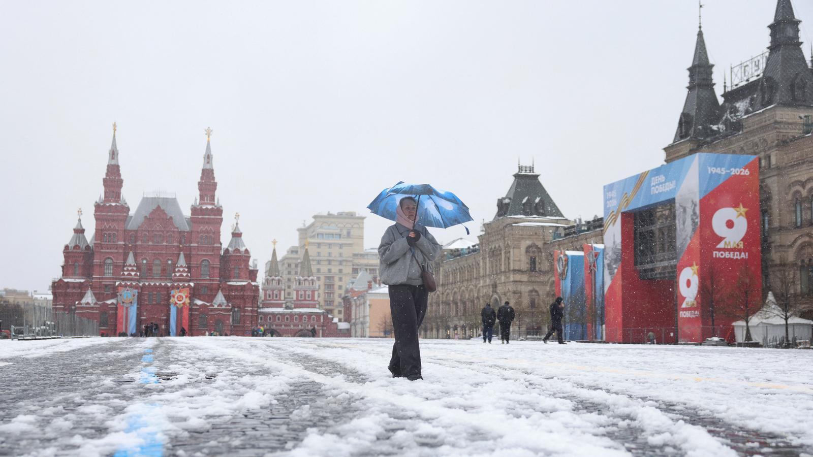 Una mujer paseaba por el centro de Moscú, blanco por una inusual nevada de finales de abril, este lunes por la mañana.