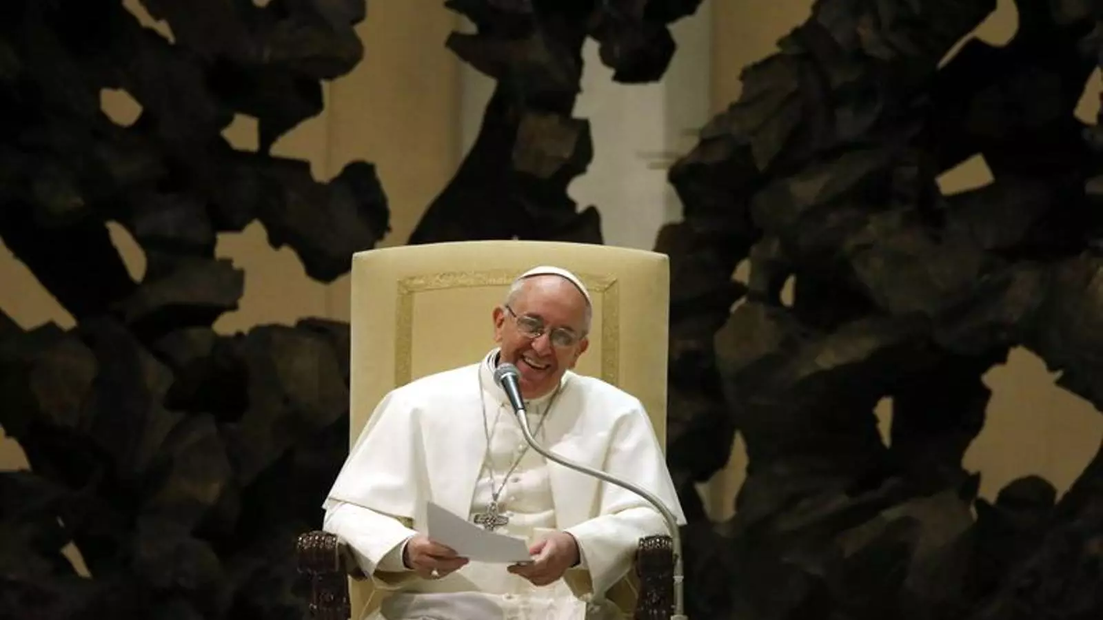 El papa Francesc durant el seu discurs a l'aula Pau VI del Vaticà