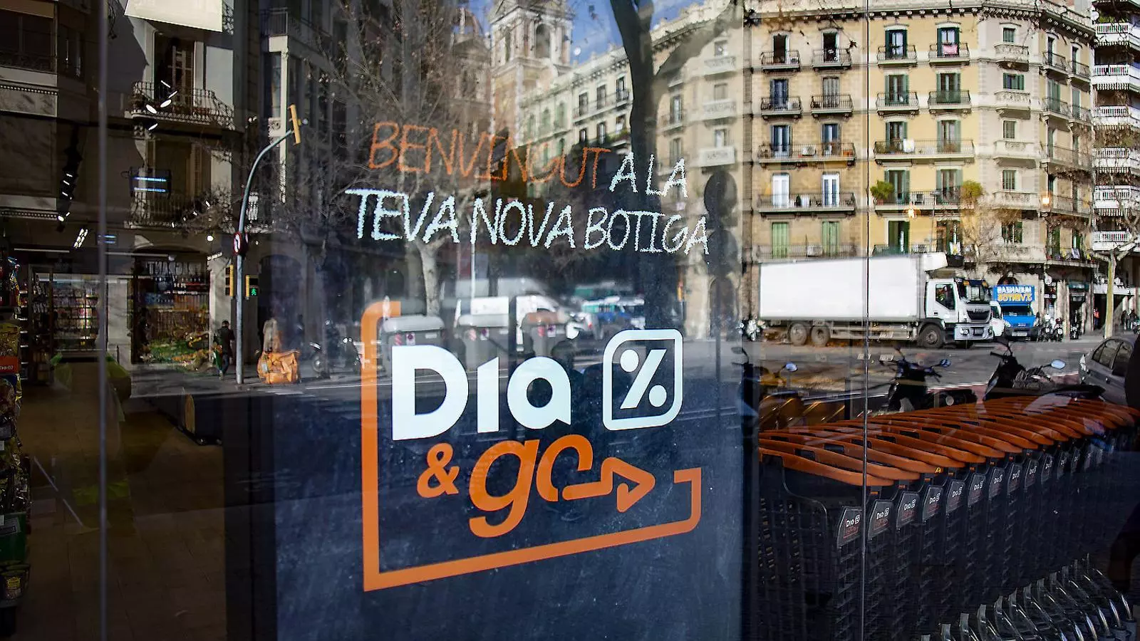 Els supermercats Dia han anunciat que acomiadarà 2.100 empleats després d’unes pèrdues de més de 352 milions.