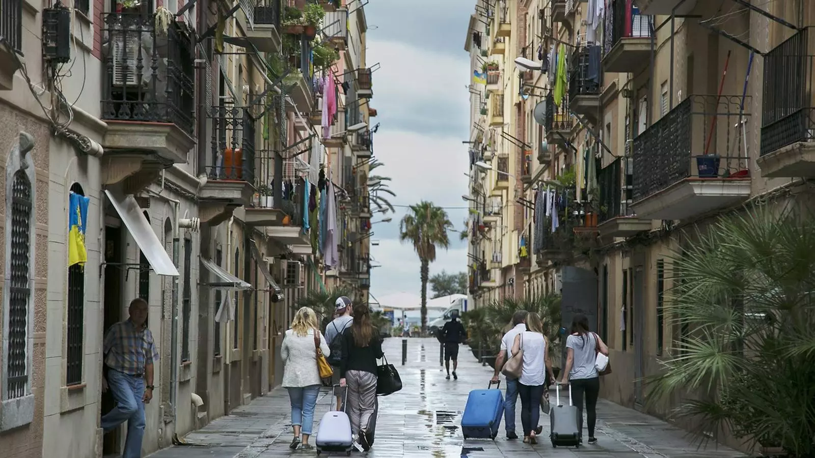 Estrangers arribant a la Barceloneta, un dels barris més conflictius en matèria turística. Els veïns reclamen un turisme respectuós amb el seu barri i que no sigui groller.