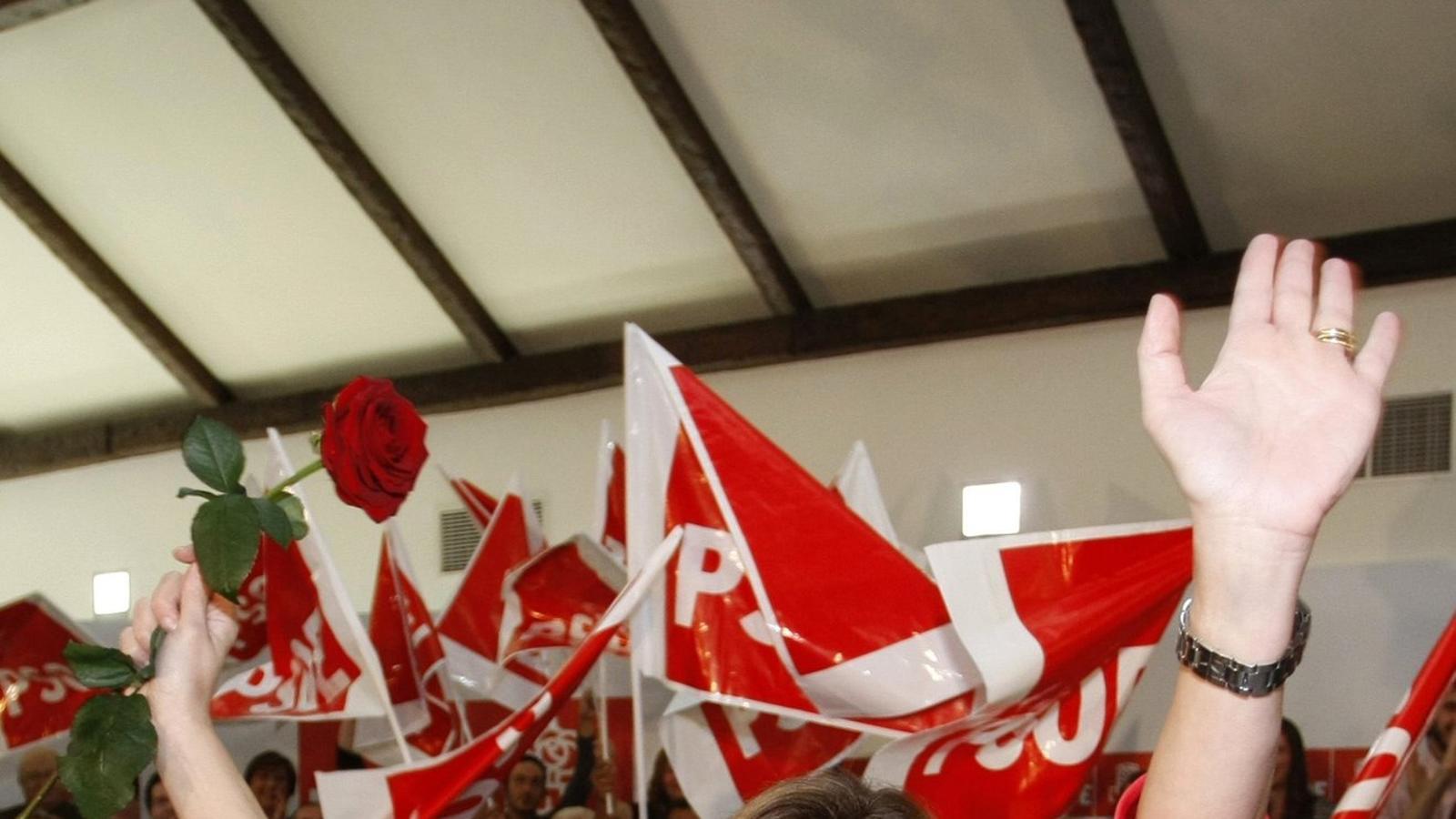 BANY DE MASSES A OLULA El poble del pare de Carme Chacón va rebre càlidament  la candidata a la secretaria general del PSOE.