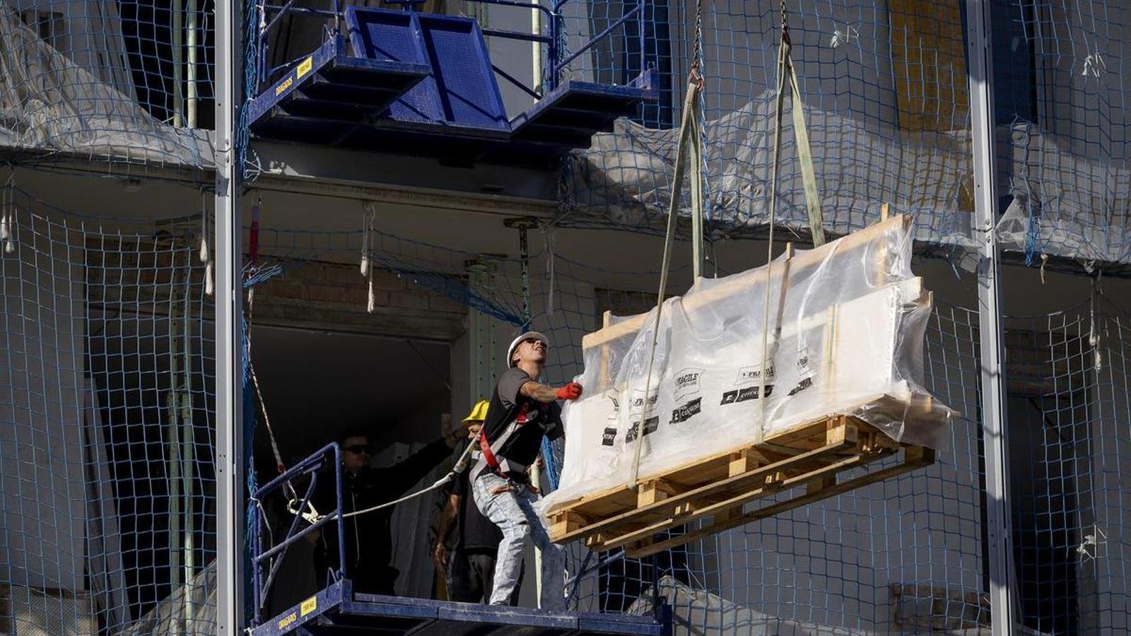 Trabajadores en un edificio en construcción en Barcelona