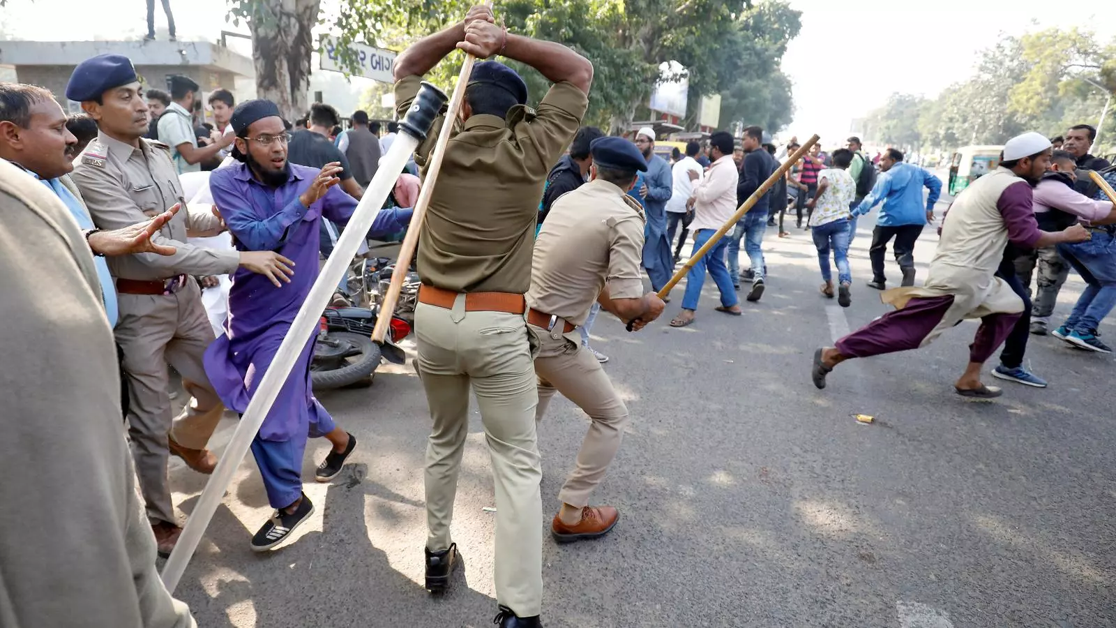 Dos agents de la policia colpejant els manifestants, a la ciutat índia d'Ahmedabad