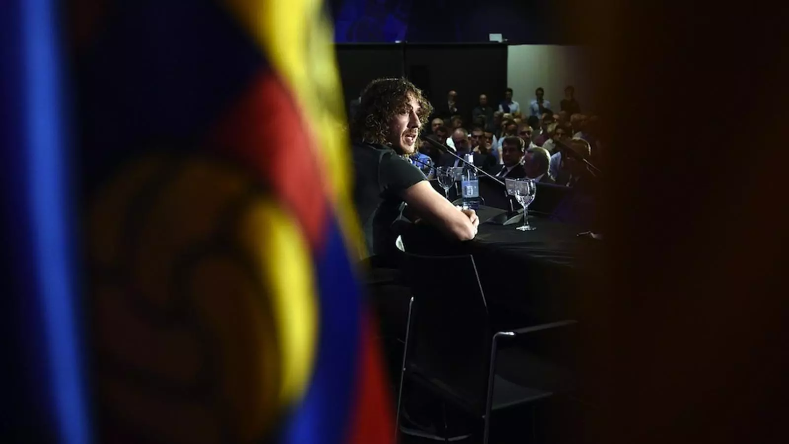 Carles Puyol, durant el seu comiat com a capità del Barça / LLUÍS GENÉ / AFP PHOTO