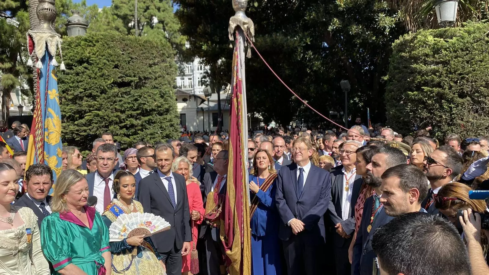 Membres del govern valencià i de l'Ajuntament de València en l'ofrena floral a l'estàtua del rei Jaume I que conclou la processó cívica del Nou d'Octubre