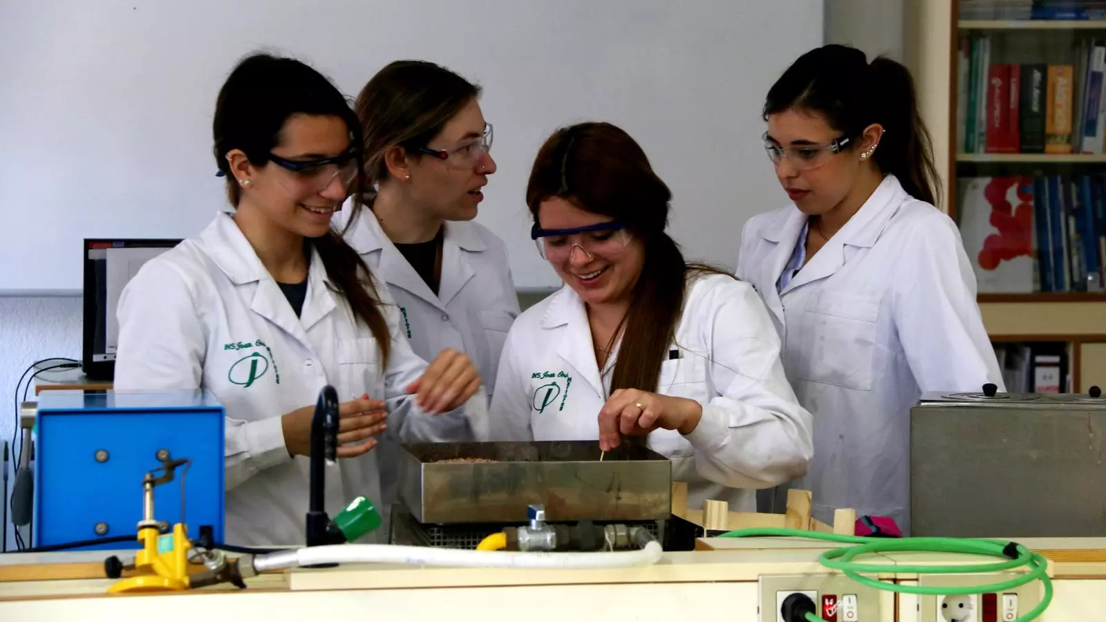 Unes noies fent classes de FP industrial