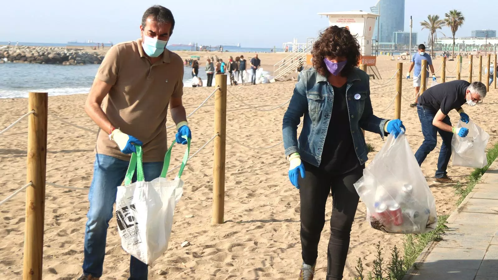 La consellera Jordà recollint brossa de la platja del Somorrostro de Barcelona