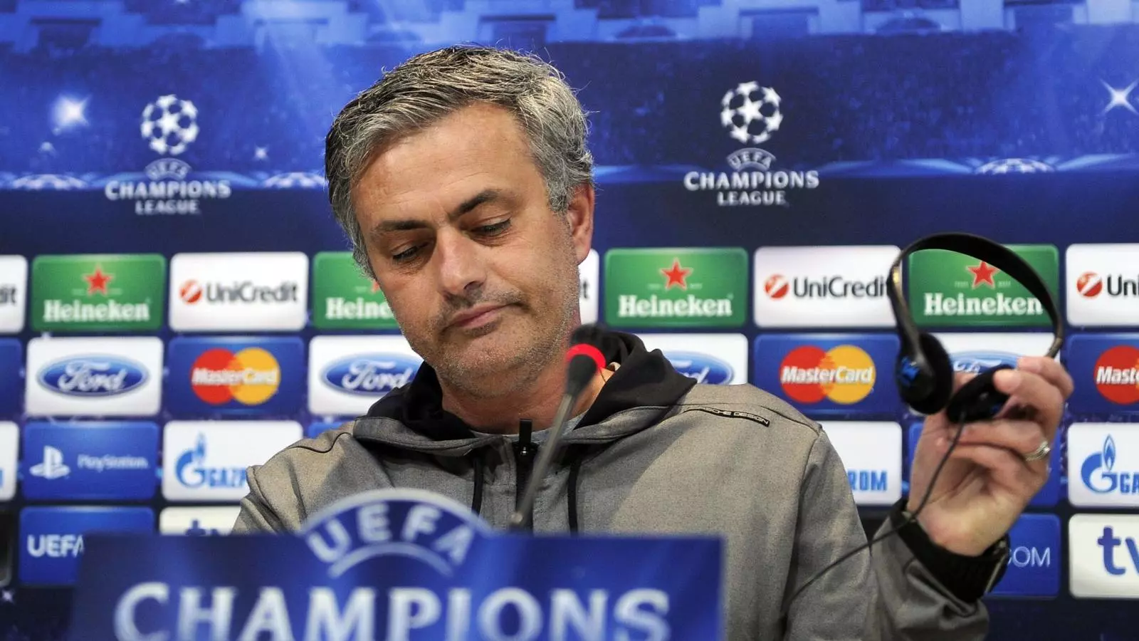 José Mourinho, entrenador del Reial Madrid, es posa els auriculars amb desgana.
