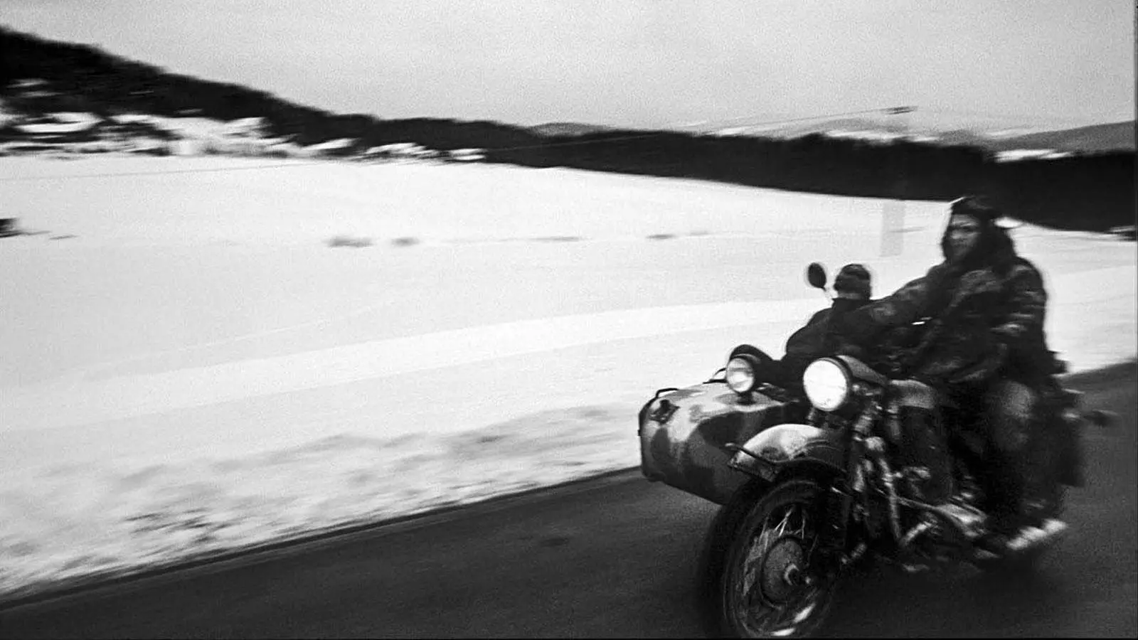 Un home conduint una motocicleta.