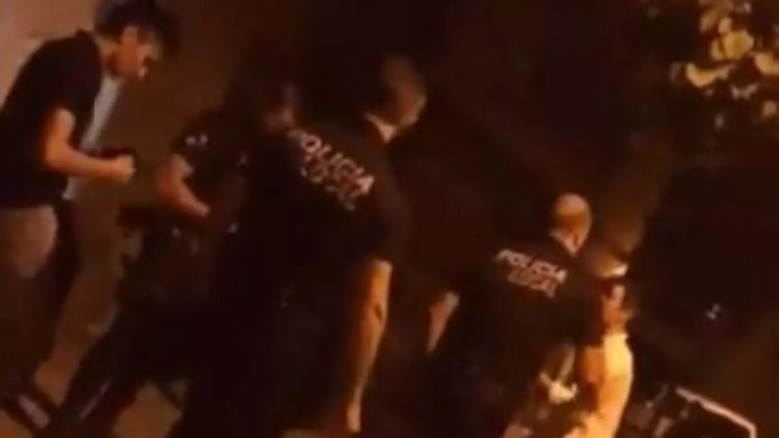 Captura del vídeo en què es veu com un grup de policies locals de Manacor agredeixen un menor al crit de "Ven aquí, maricón"