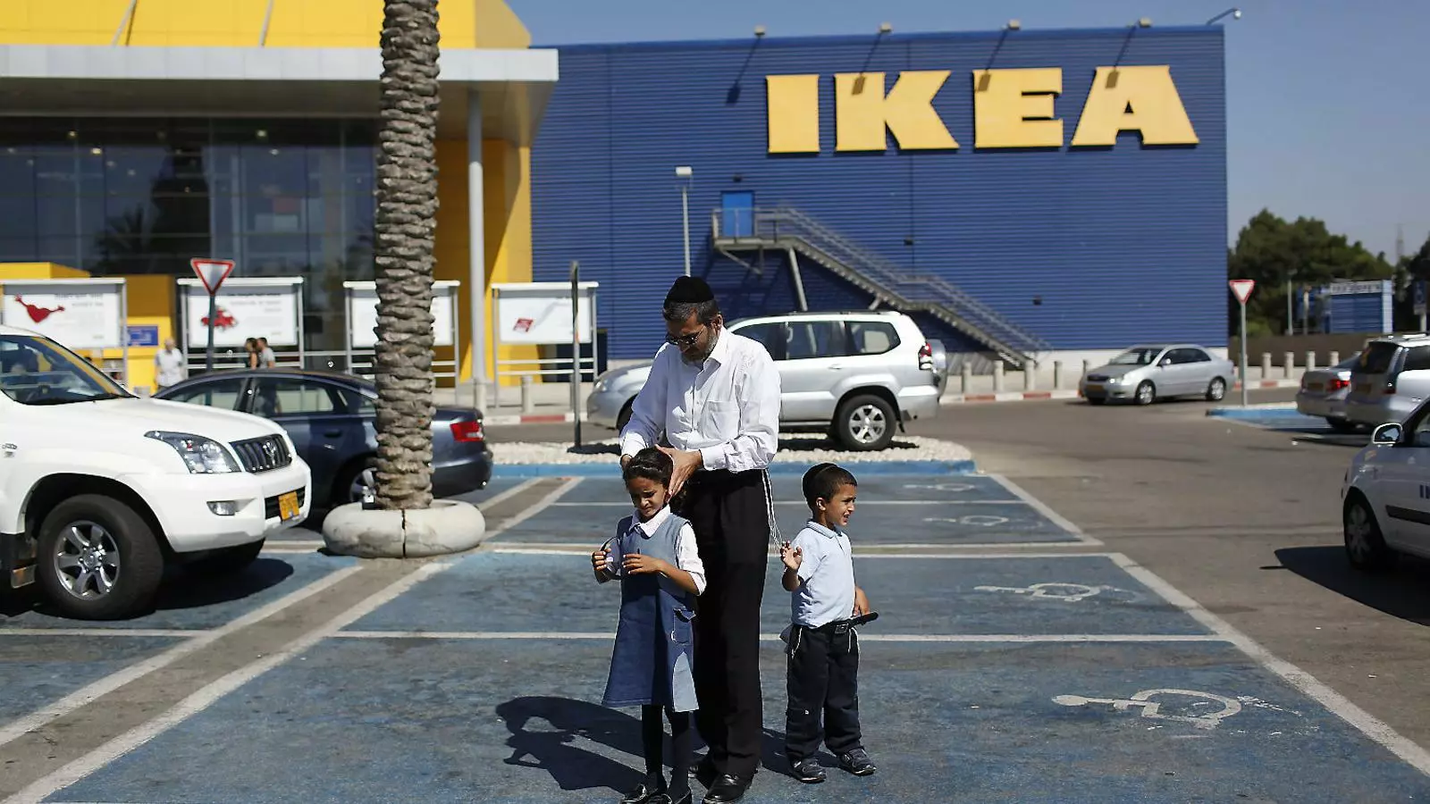 Una família jueva ultraortodoxa en un aparcament d’Ikea a la ciutat israeliana de Netanya.