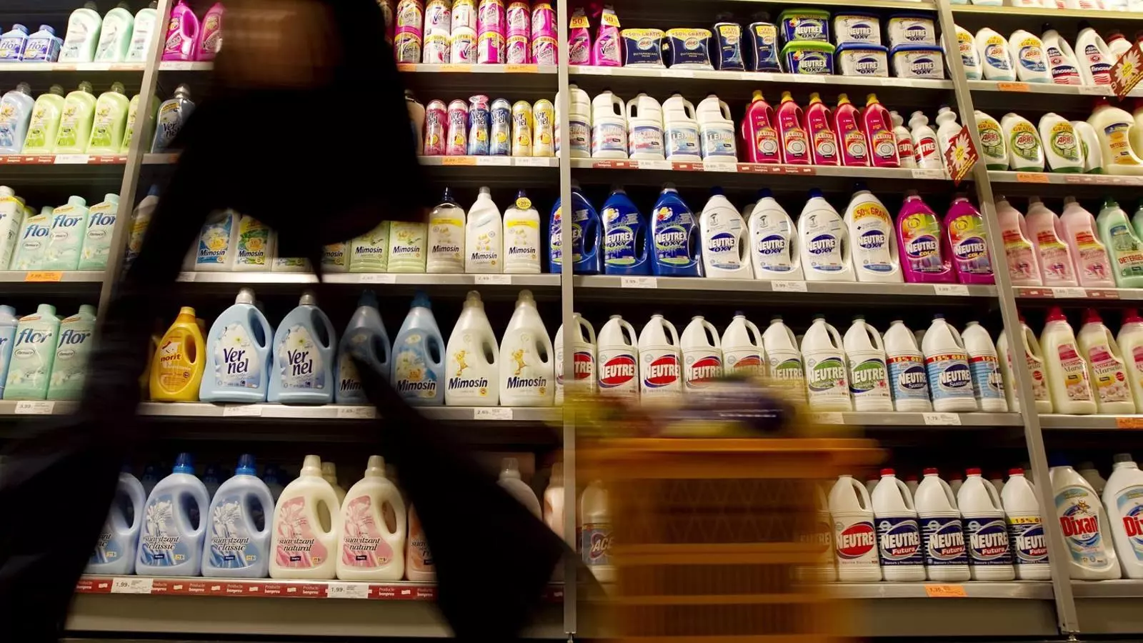 La prestatgeria d’un supermercat. Els productes de marca blanca van créixer imparables durant la crisi i ara s’han estancat.