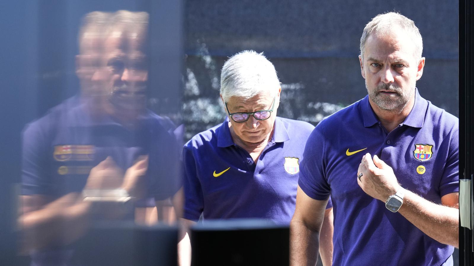 Hansi Flick entering the press conference before Levante-Barça.