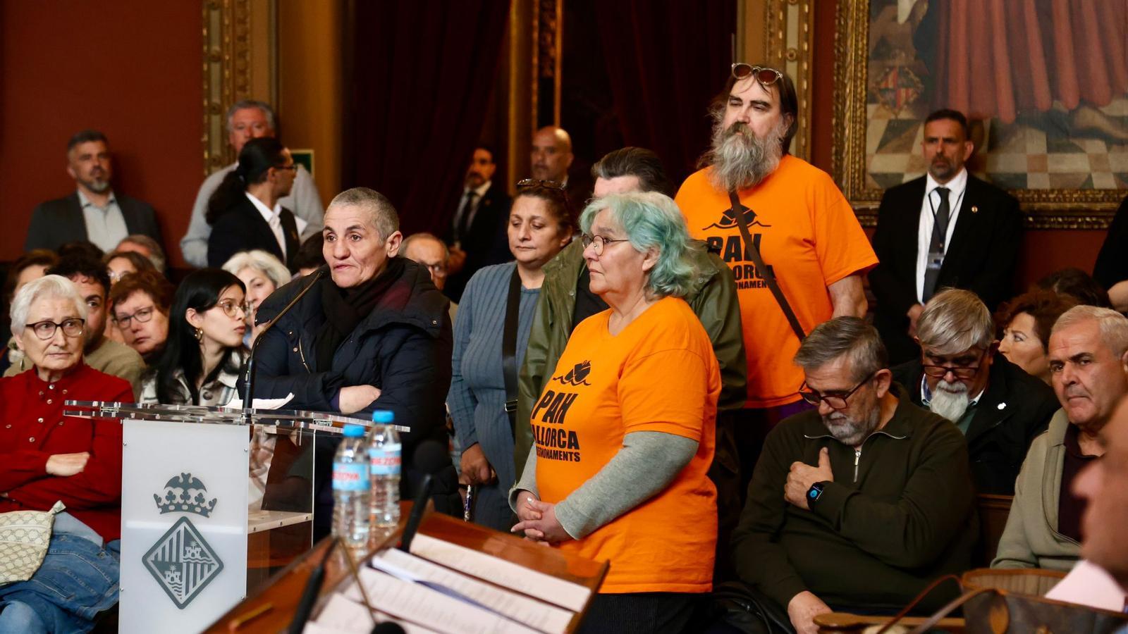 A resident of the former prison speaks in the Palma plenary session before the mayor, Jaime Martínez.