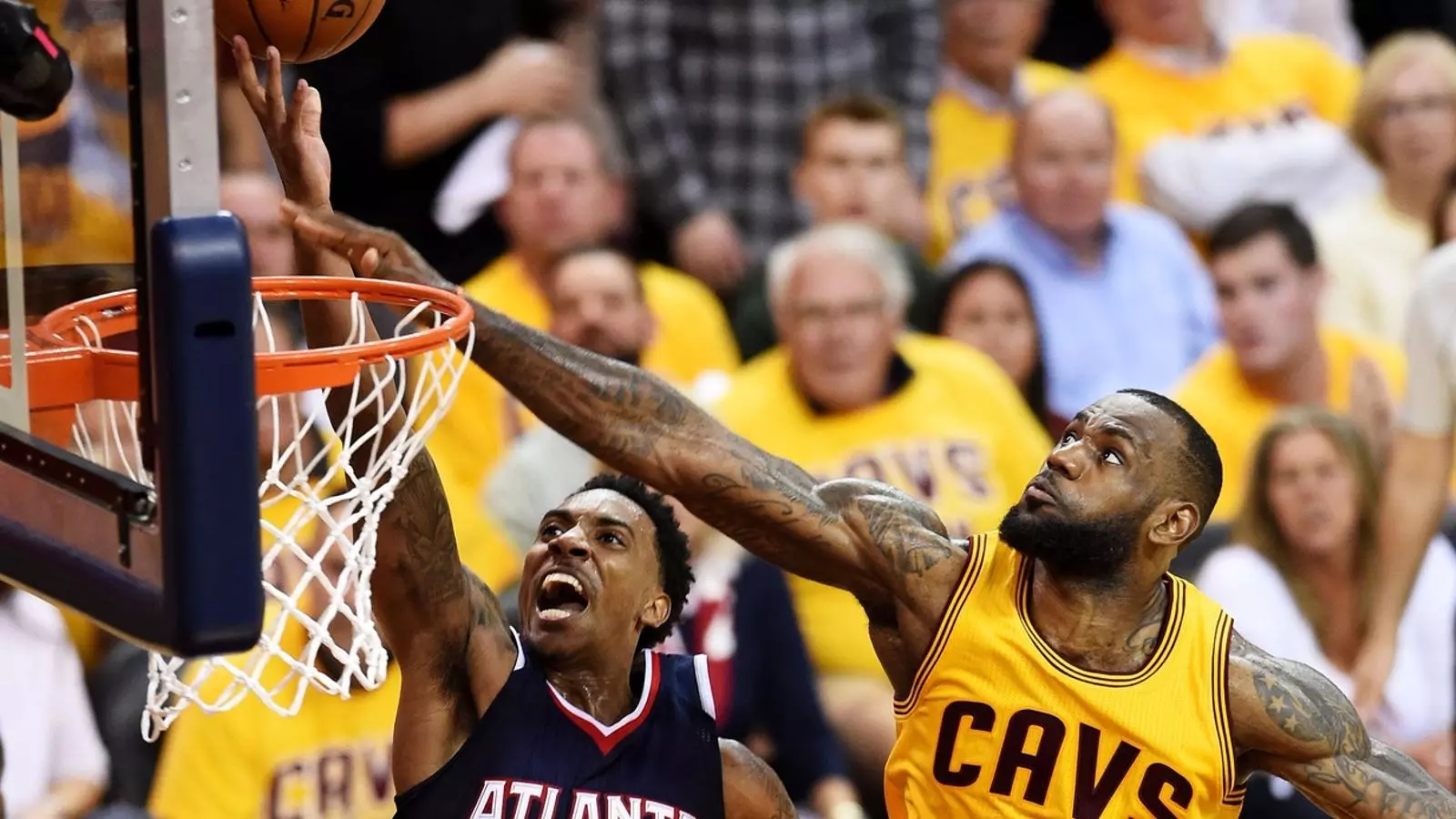 LeBron James entra a cistella durant el tercer partit entre els Cavaliers i els Hawks / JASON MILLER / GETTY