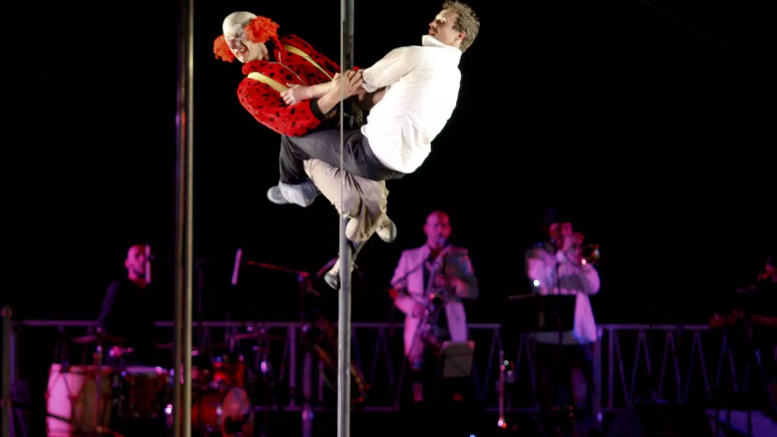 Una imatge de 'Descarrilat', de Los Galindos, l'espectacle inaugural de Trapezi 2012 / TJERK VAN DER MEULEN