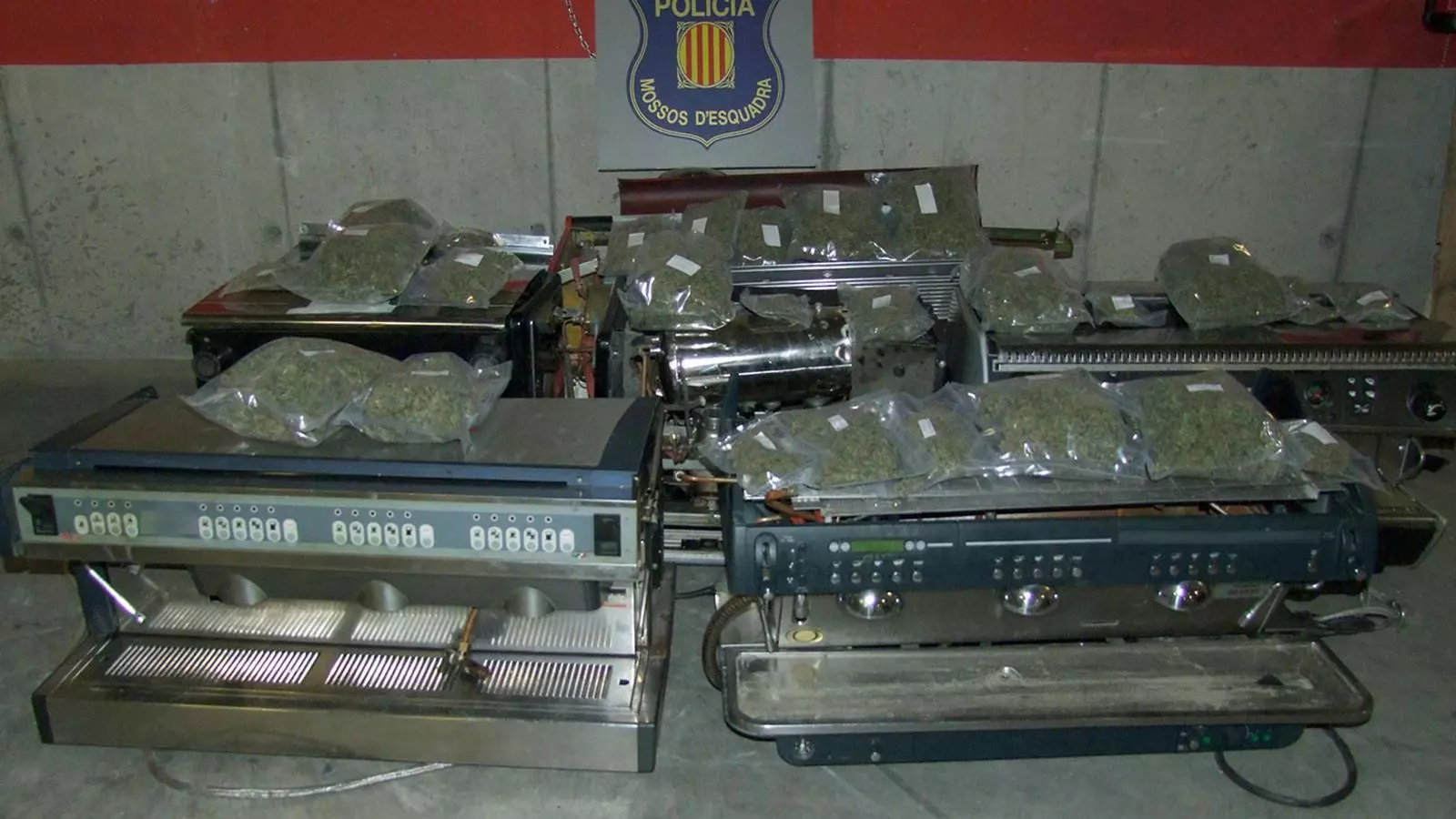 Fotografia d'algunes de les cafeteres industrials amb marihuana que els delinqüents havien preparat per a ser enviades a altres punts d'Europa