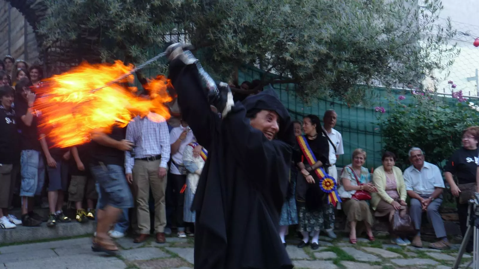 Primera falla que Rosa Ferrer va rodar el 23 de juny de 2009 davant de Casa de la Vall. / AFALV