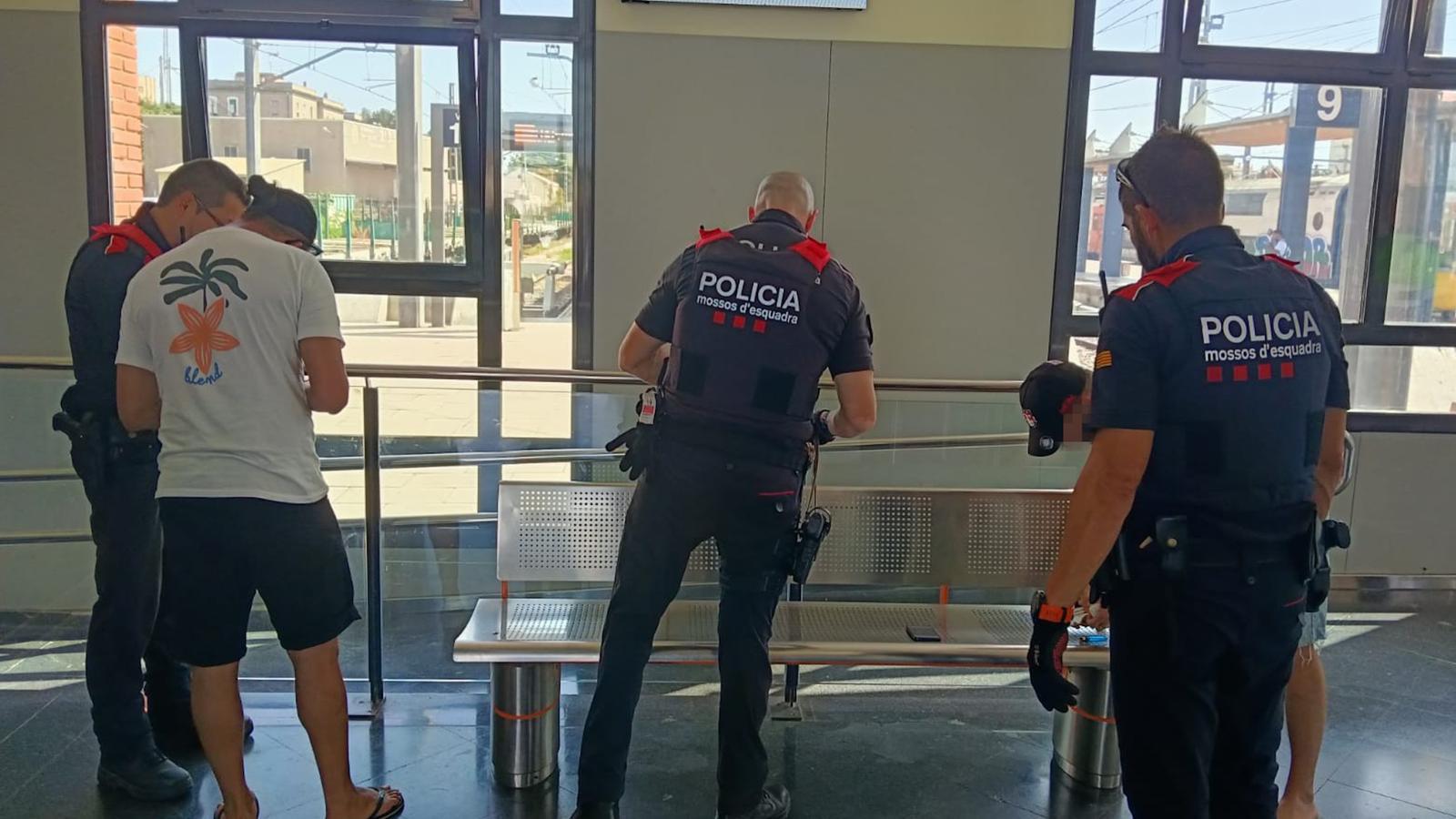 Agentes de los Mossos d'Esquadra identificando dos personas durante un dispositivo Kanpai desplegado en municipios del Camp de Tarragona