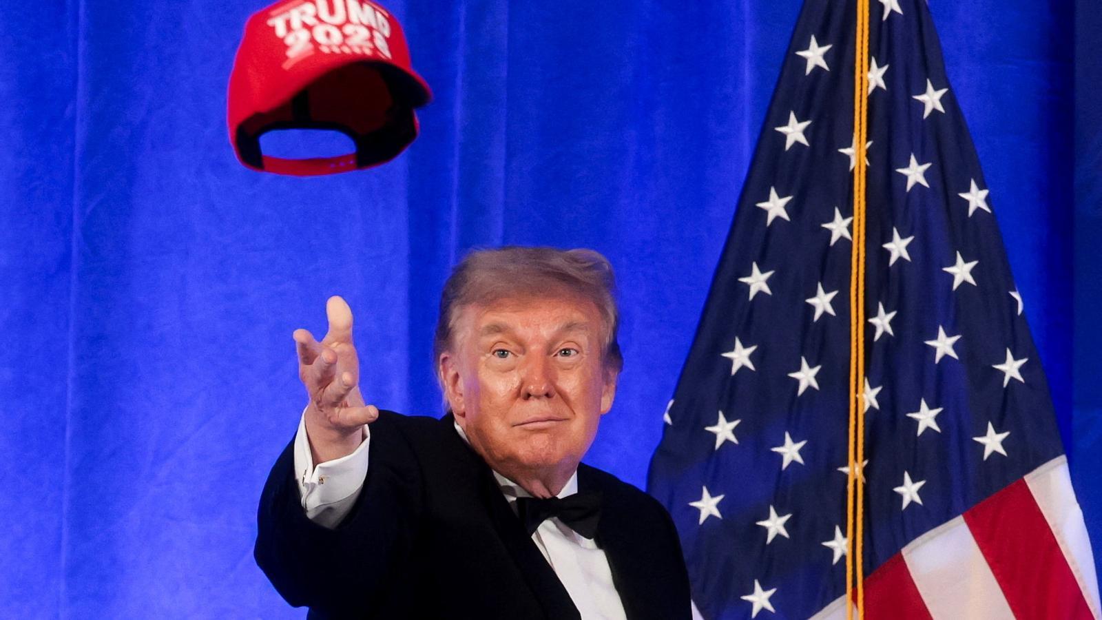 Donald Trump, lanza una gorra durante la actuación del mentalista Oz Pearlman en la cena de la Asociación de Corresponsales de la Casa Blanca.