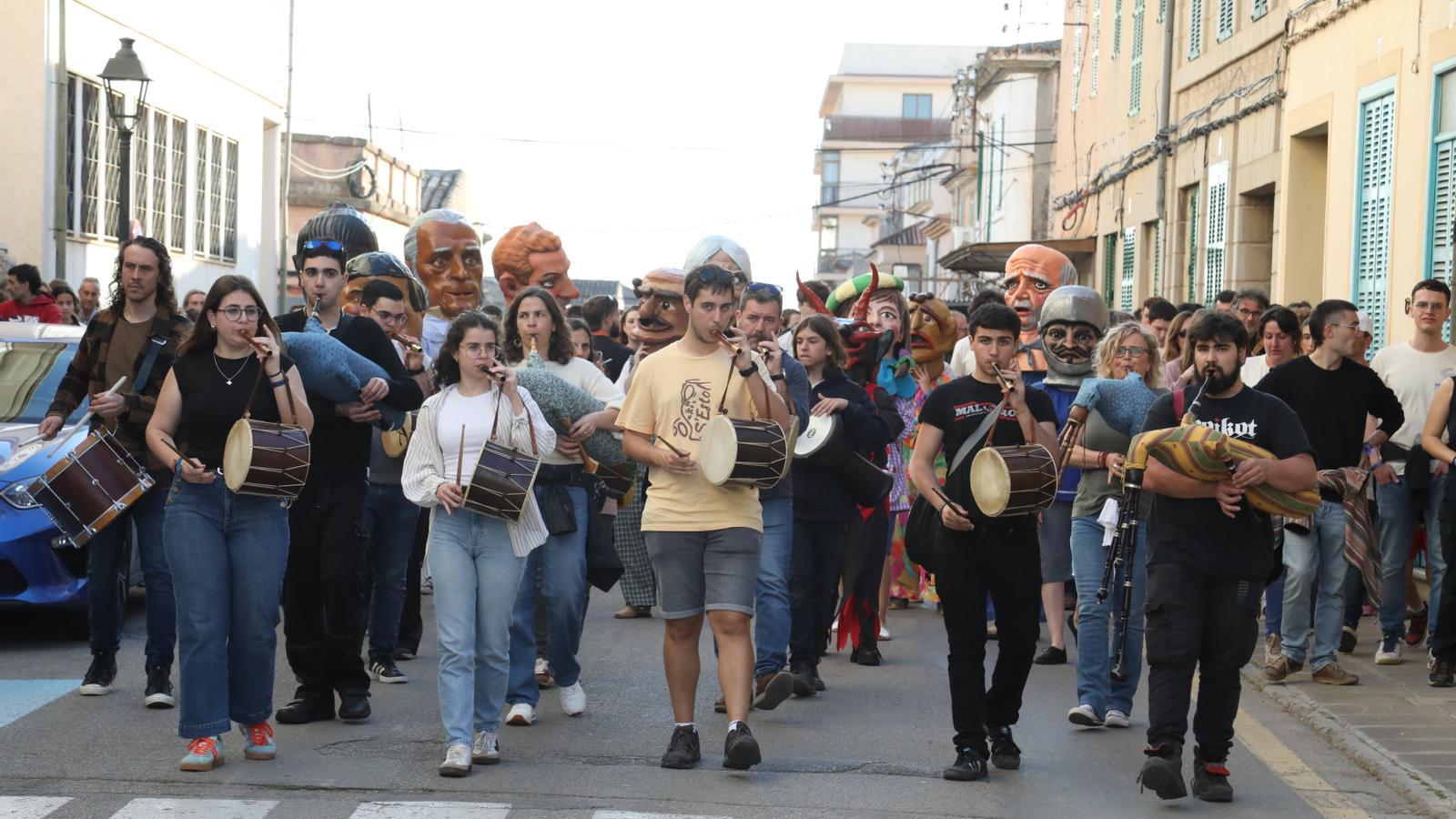 Cientos de personas de todas las edades participan en el Correllengua.