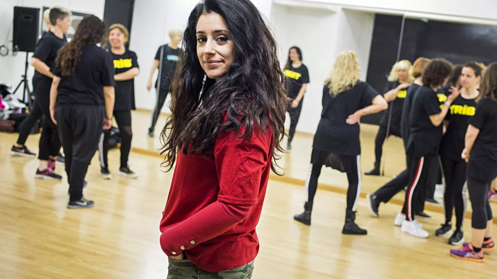 La Maribel del Pino (36 anys) porta el ball a la sang. Exprofessora del programa televisiu Fama, fa d’ella mateixa a la pel·lícula La tribu, protagonitzada per Carmen Machi i Fernando León. Aquí, la trobem davant les mamis que van inspirar aquest film pocs abans que comencin la classe a l’acadèmia que dirigeix.