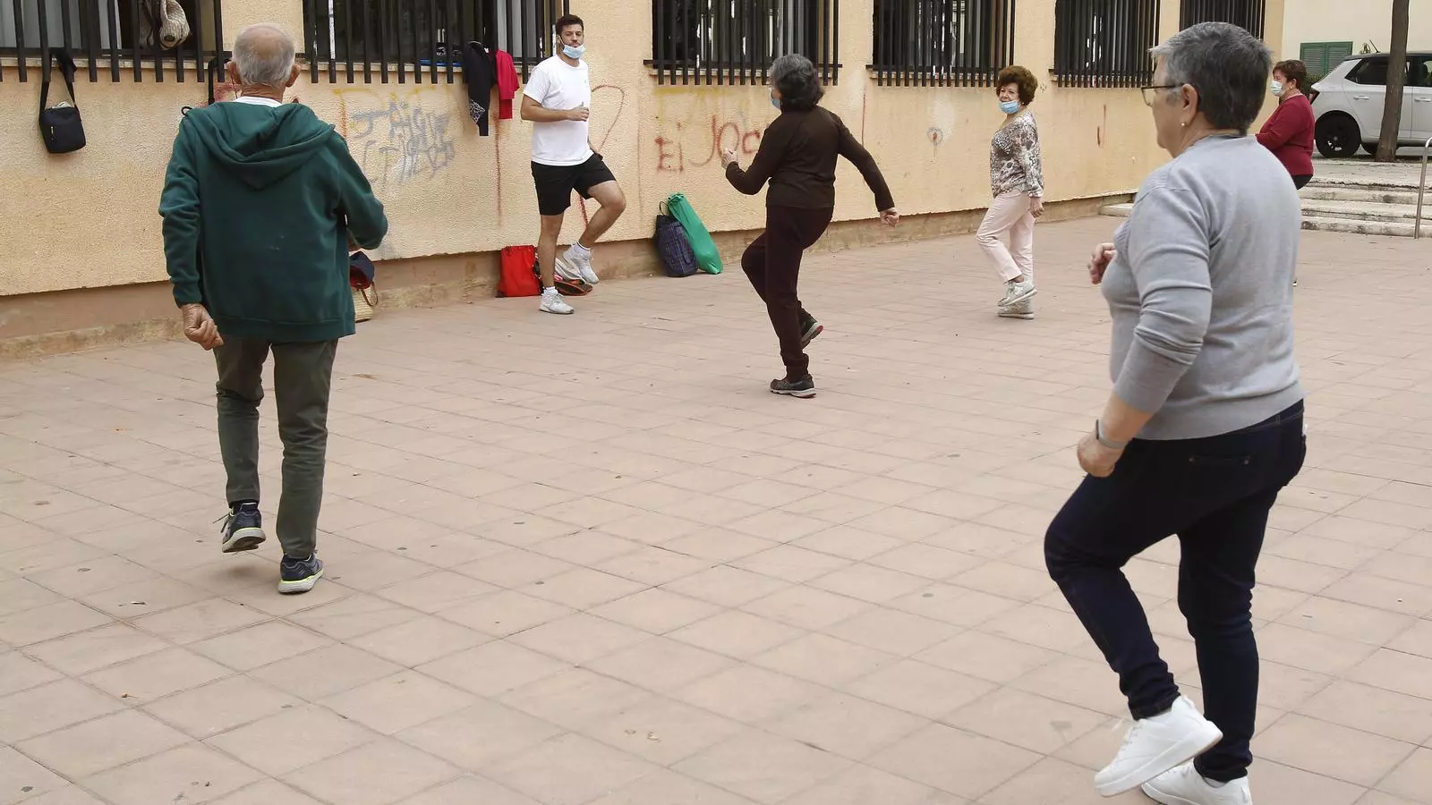 Usuaris de la llar Reina Sofia durant una classe de gimnàsia.