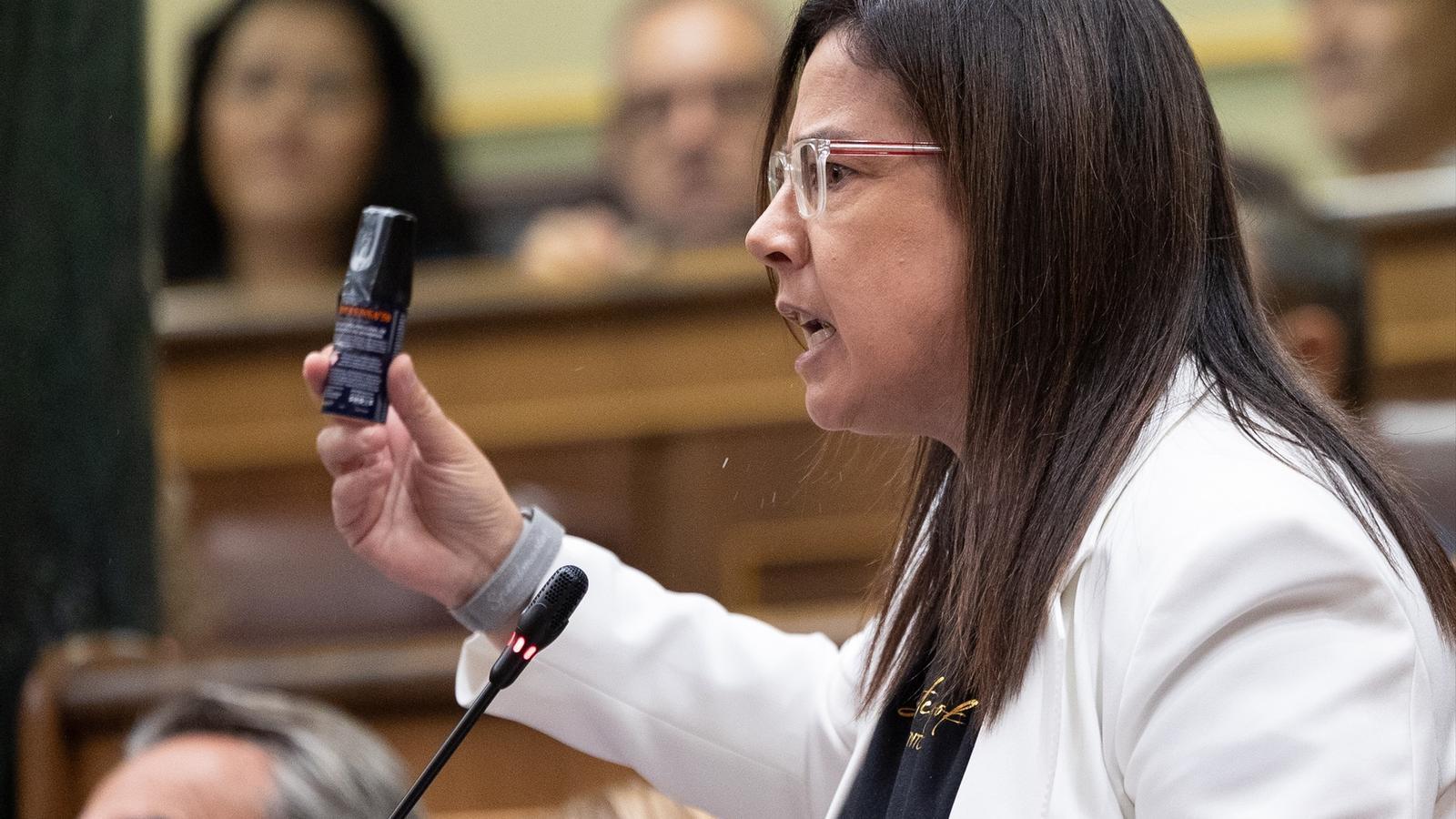 Ana Belén Vázquez showed a pepper spray canister in the Congress of Deputies