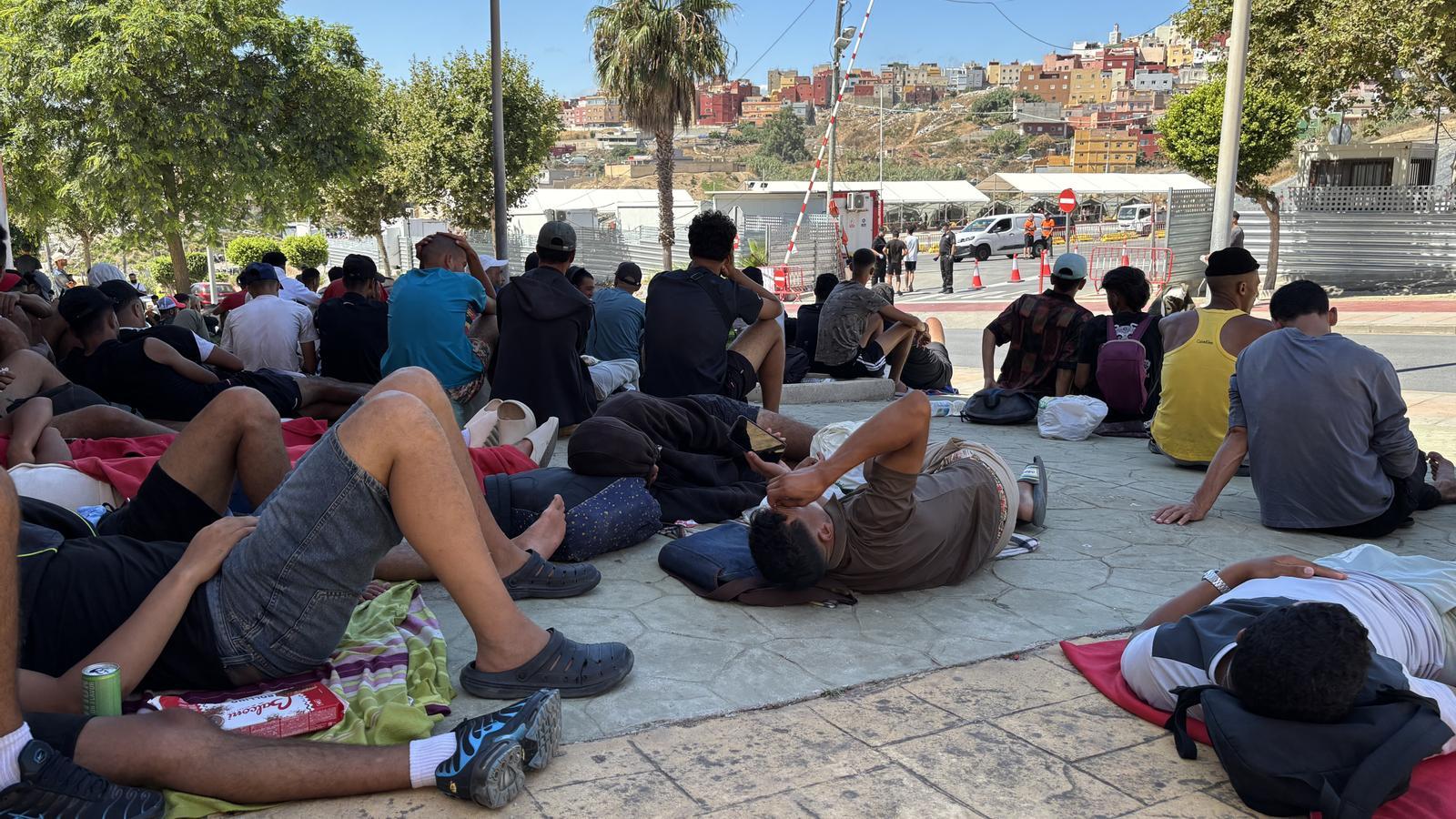 Several immigrants gathered in one of the spaces enabled by the Spanish state in Ceuta.