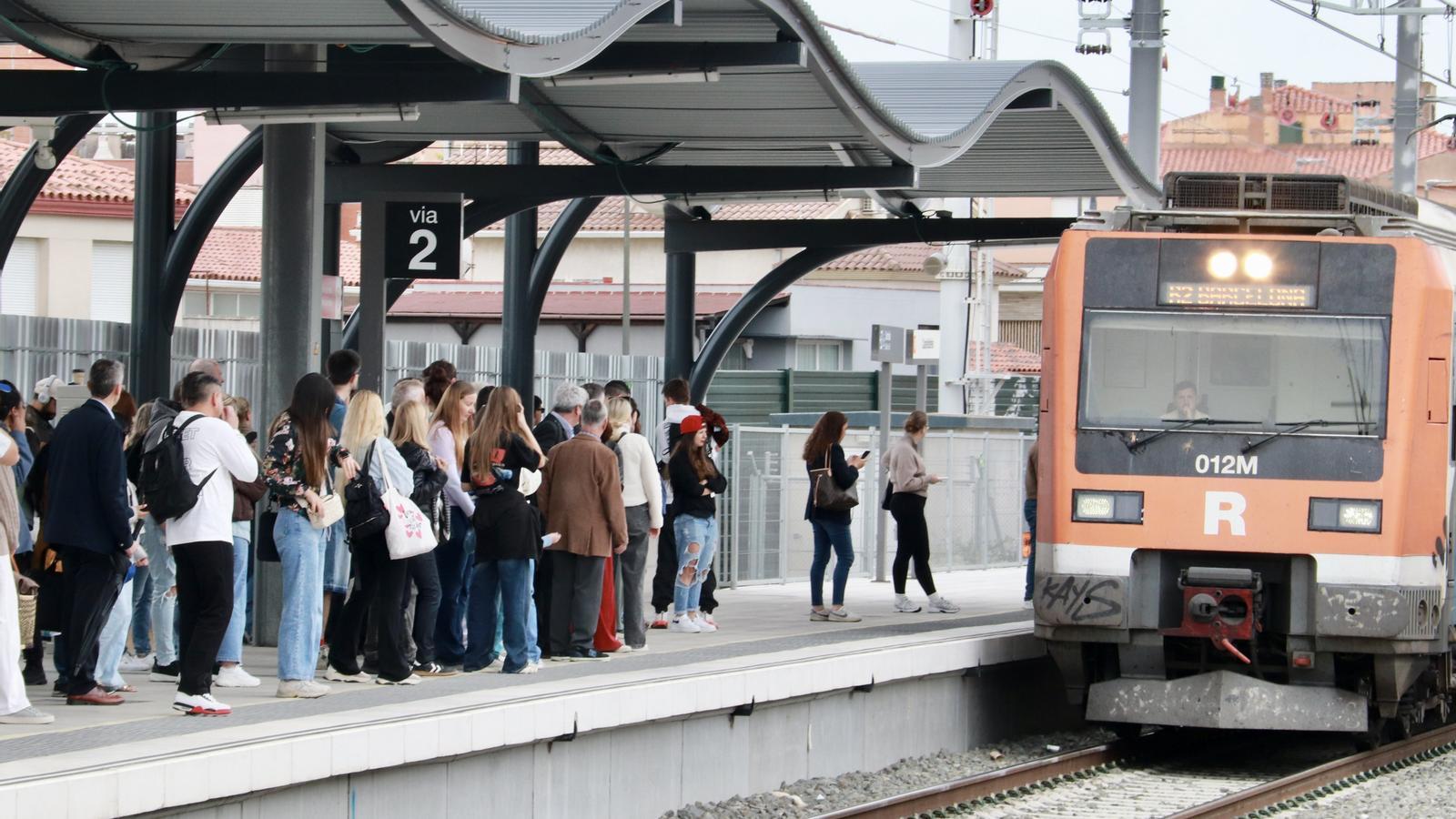 Rodalies users, waiting for the train at Castelldefels station