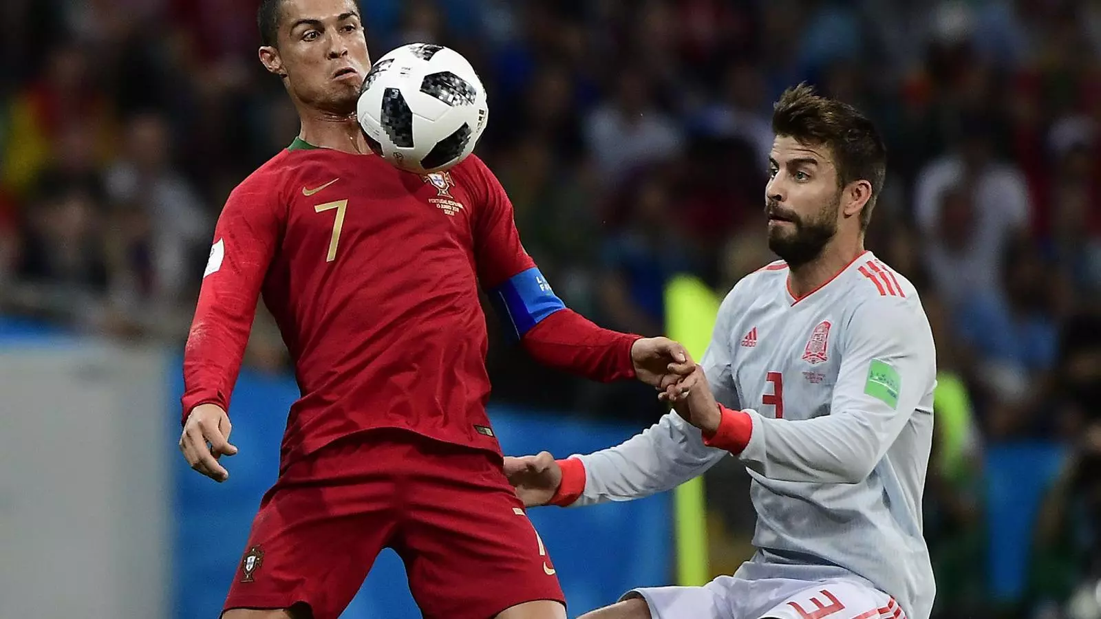 Cristiano i Piqué durant la disputa del partit d’ahir a l’estadi Fixt de Sotxi.