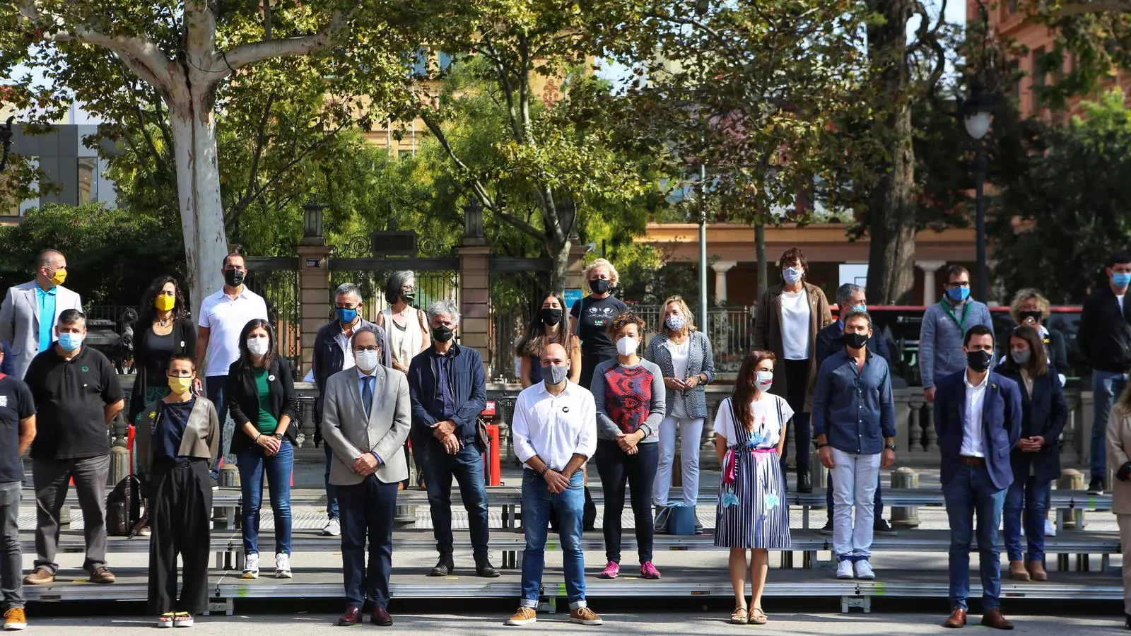 Acte d'Òmnium Cultural davant l'institut Pau Claris de Barcelona