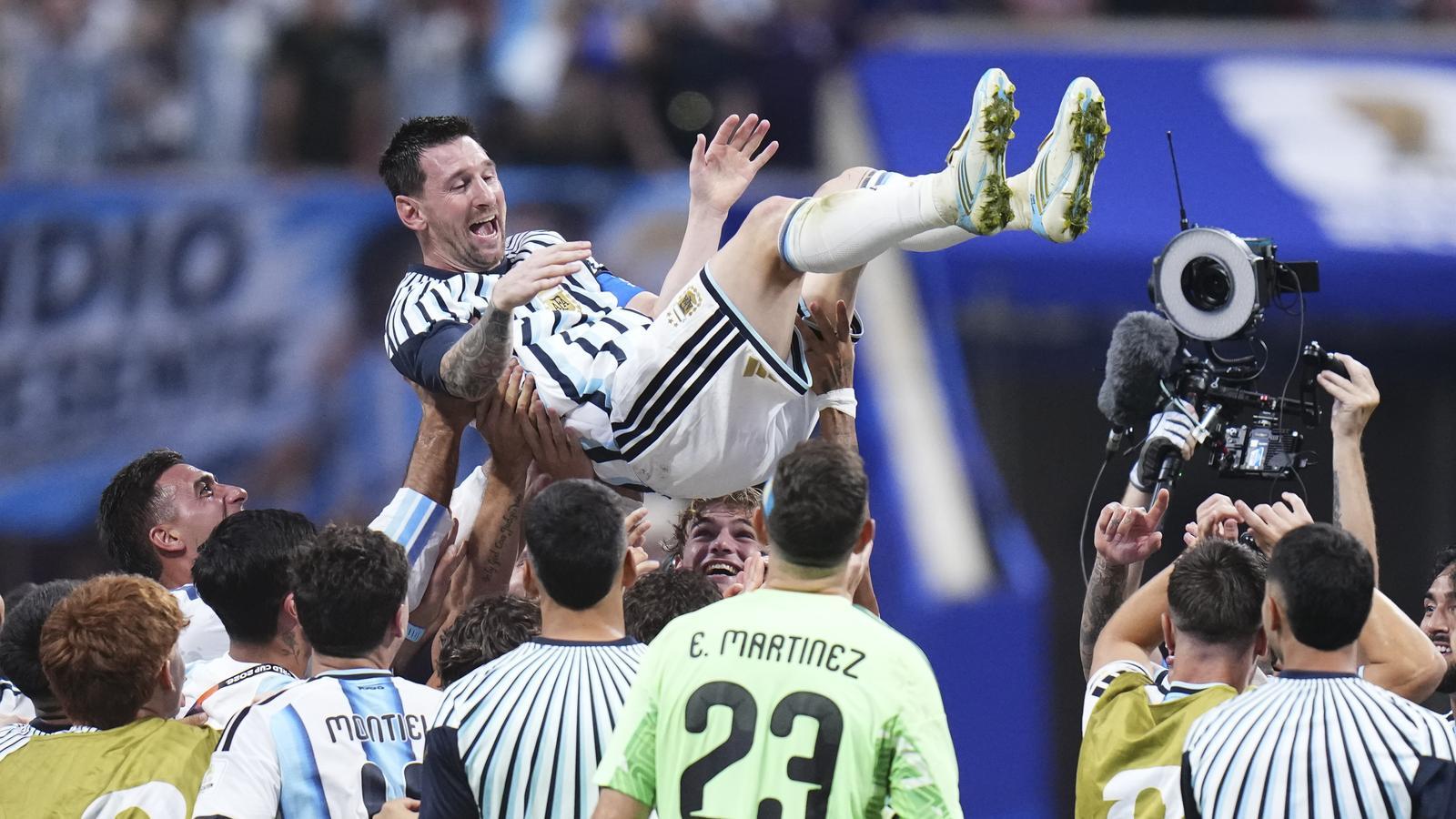The players of Argentina, carrying Leo Messi after defeating Egypt in the round of 16 of the World Cup