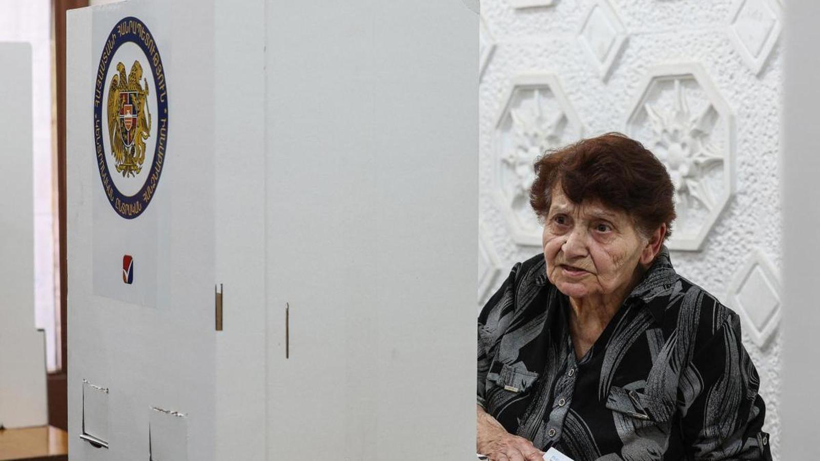 Una mujer vota en las elecciones legislativas armenias en Ereván, el pasado domingo 7 de junio.