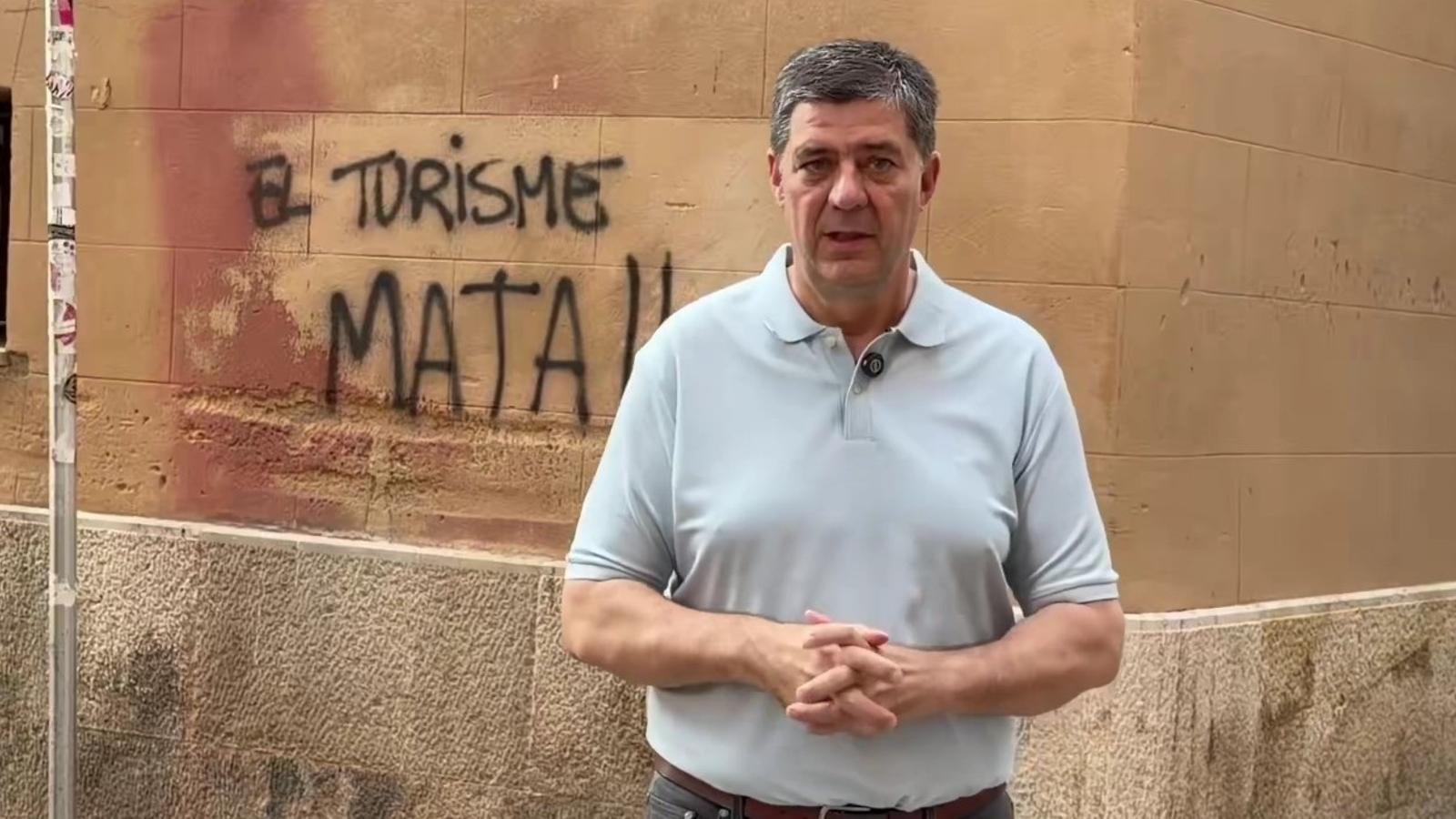 El conseller de Turisme, Cultura i Esports, Jaume Bauzá, davant les pintades.