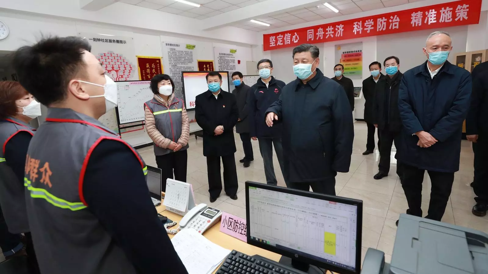 Xi Jinping, envoltat de dirigents del Partit Comunista degudament protegits, visitant un centre d'investigació per informar-se sobre el brot, el passat 10 de febrer a Pequín
