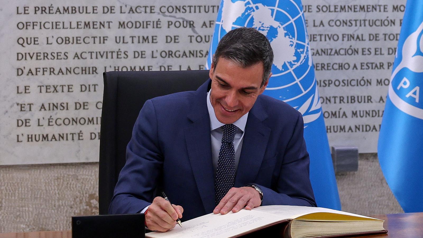 Pedro Sánchez signs the FAO guestbook at the United Nations agency's headquarters in Rome.