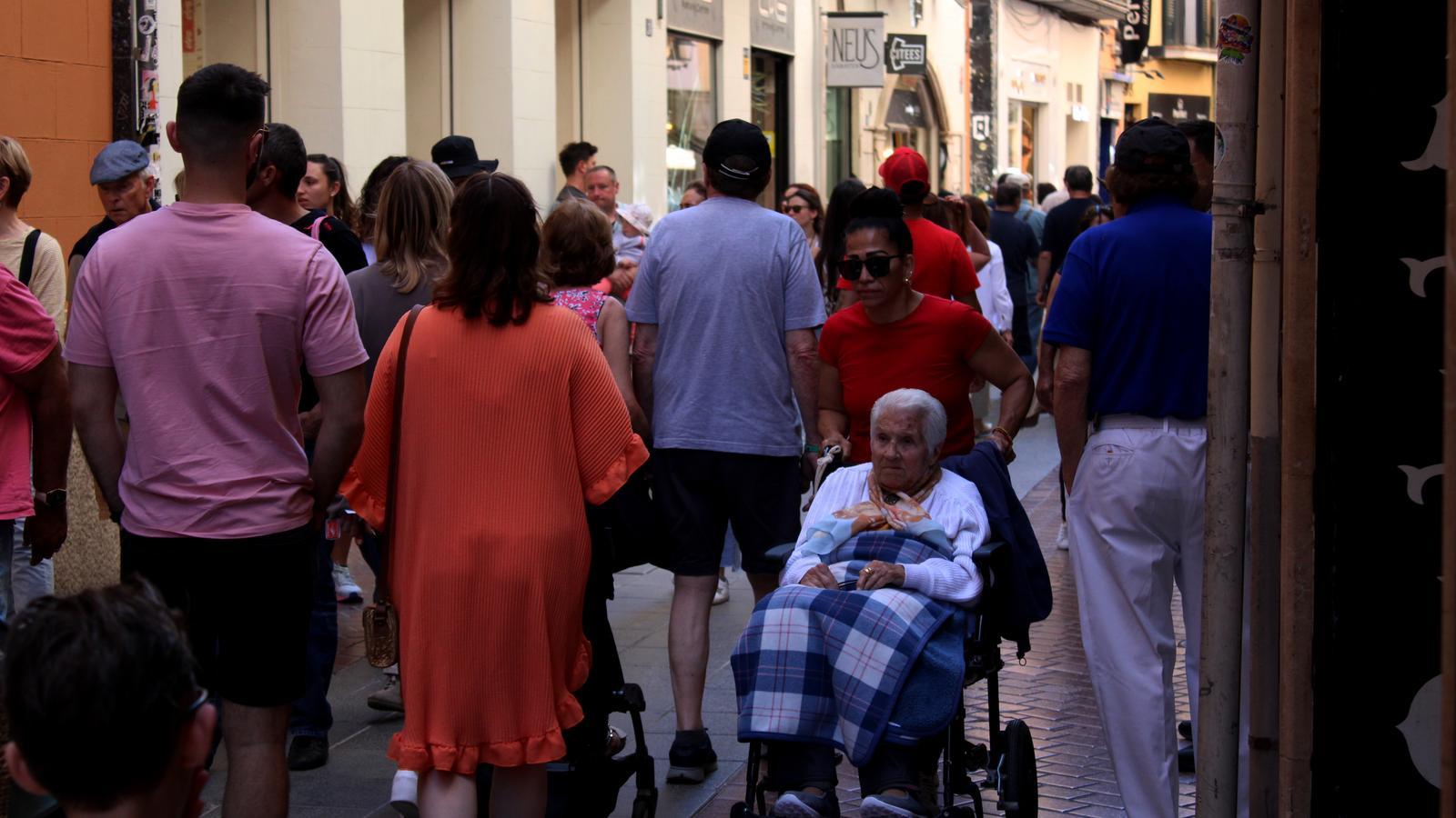 Una calle de palma llena hasta los topes