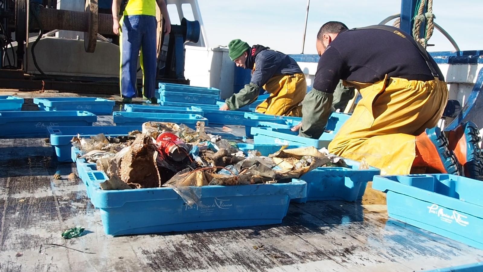 Què troben a les xarxes els pescadors del litoral català?