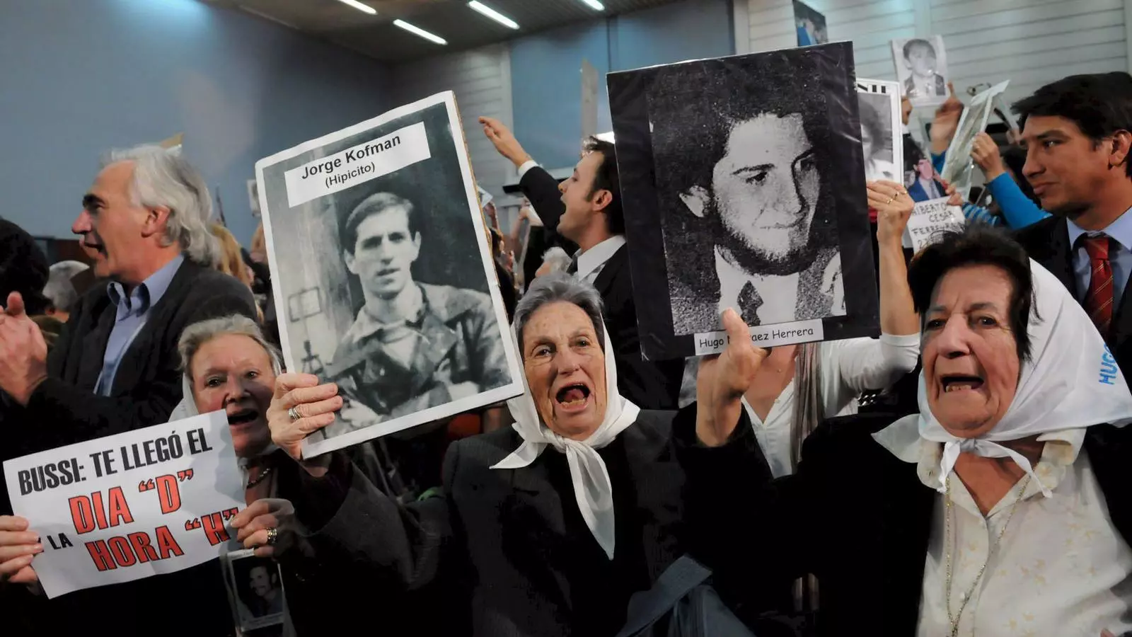 Un grup de mares de la Plaza de Mayo en una manifestació a l'Argentina.