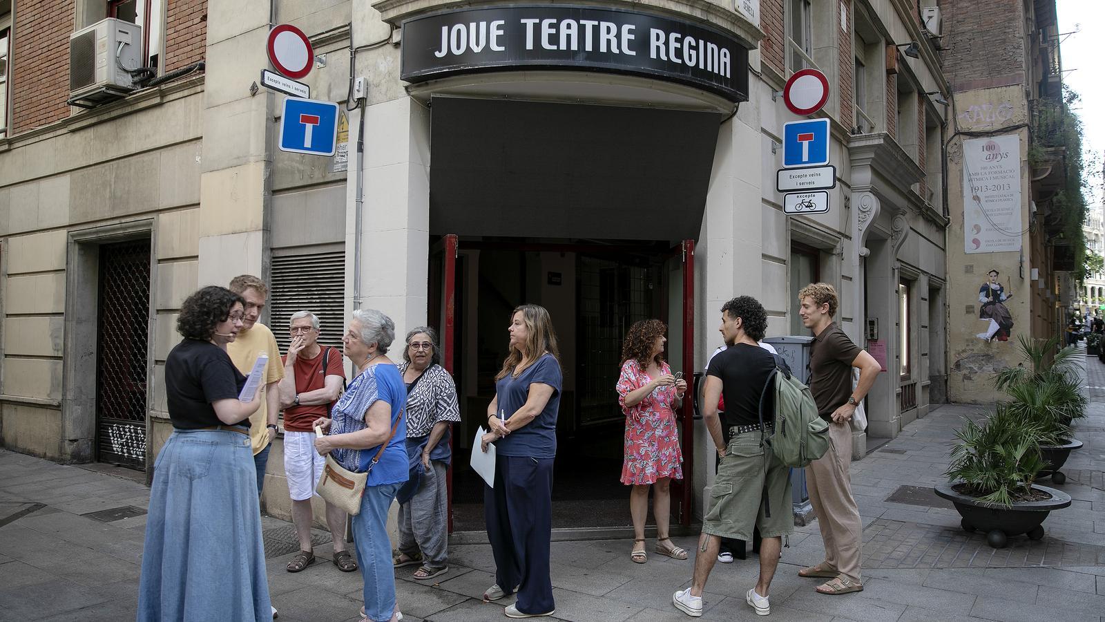 Trabajadores del Jove Teatre Regina en la puerta de la calle Séneca