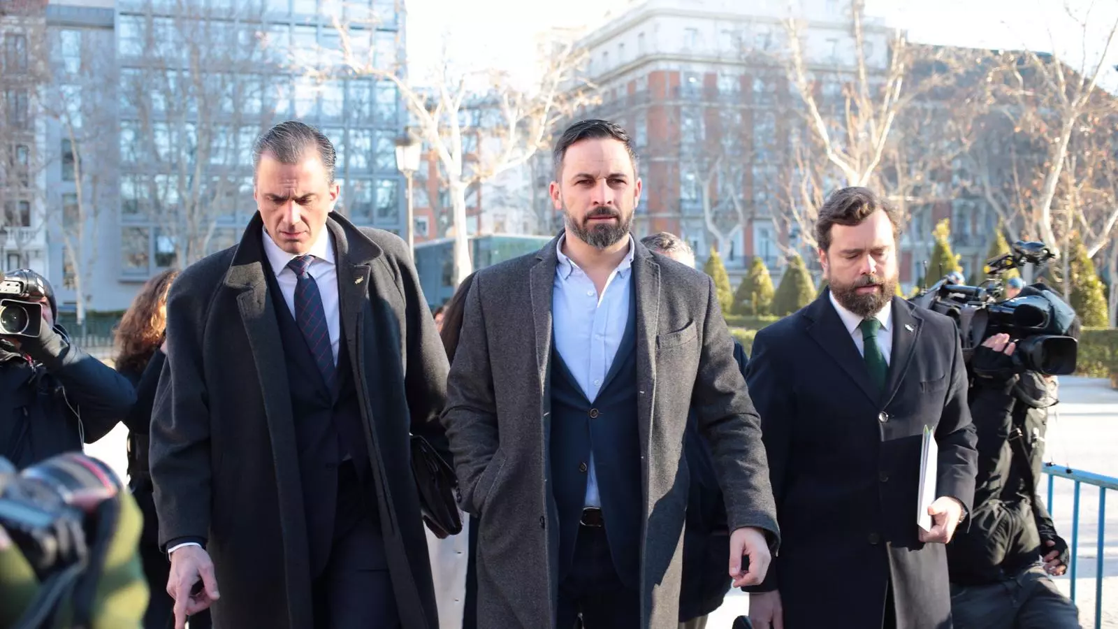 El líder de Vox, Santiago Abascal (centre), entre el secretari general dels ultres, Javier Ortega Smith (esquerra) i el dirigent del partit Iván Espinosa