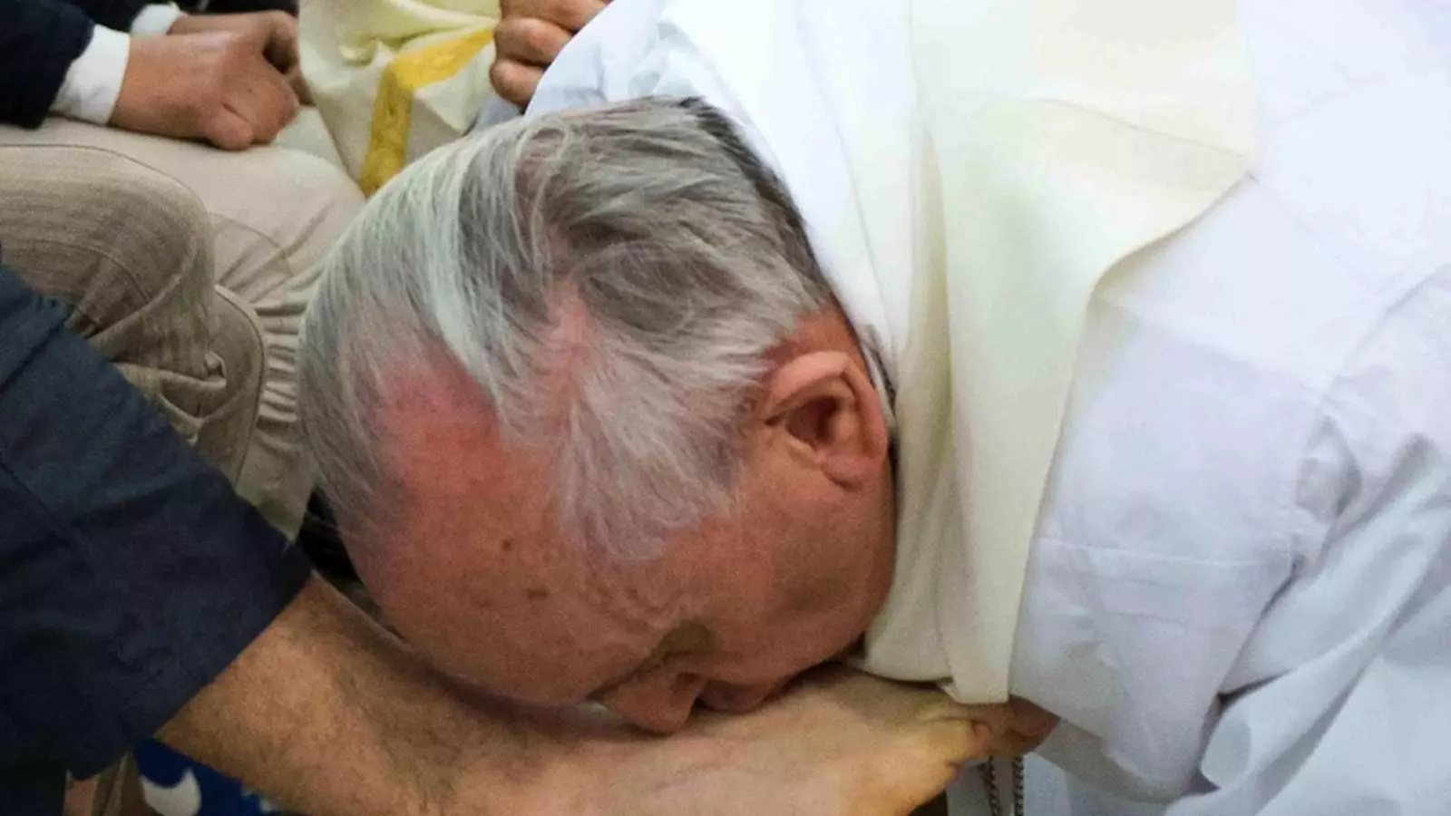 El Papa Francesc ha rentat els peus de dotze dels interns a la presó de joves de Roma / EFE / OSSERVATORE ROMANO