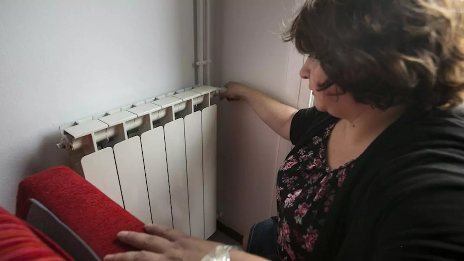 Una persona que ha demanat ajuda a l'Aliança contra la Pobresa Energètica, en una imatge d'arxiu. / CRISTINA CALDERER