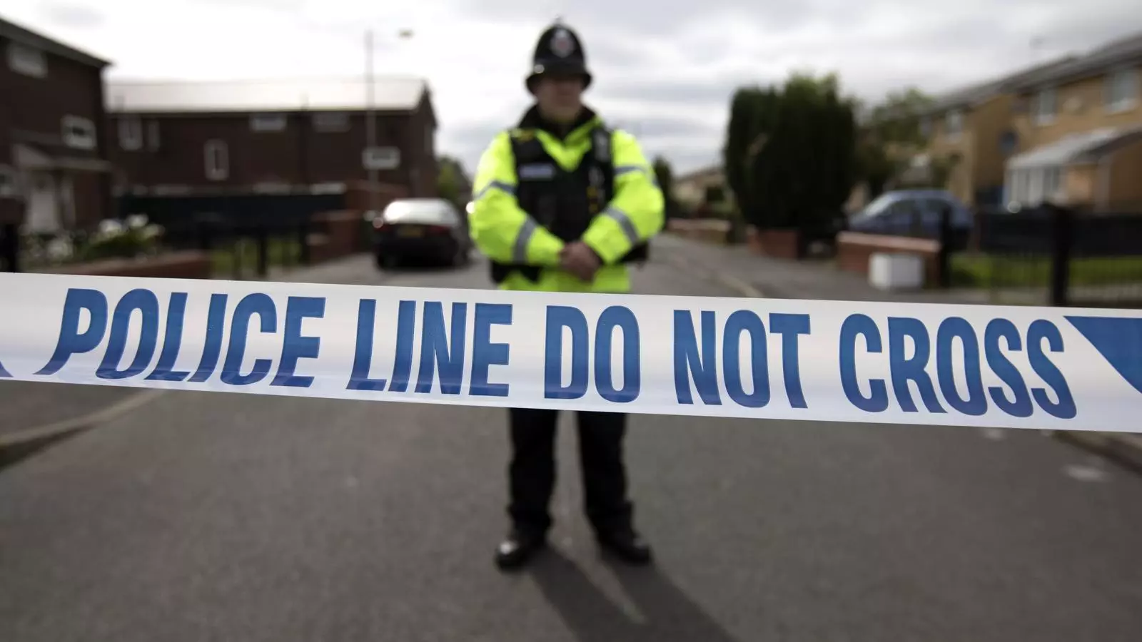 Un agent de la policia de Manchester vigila la zona de Moss Side